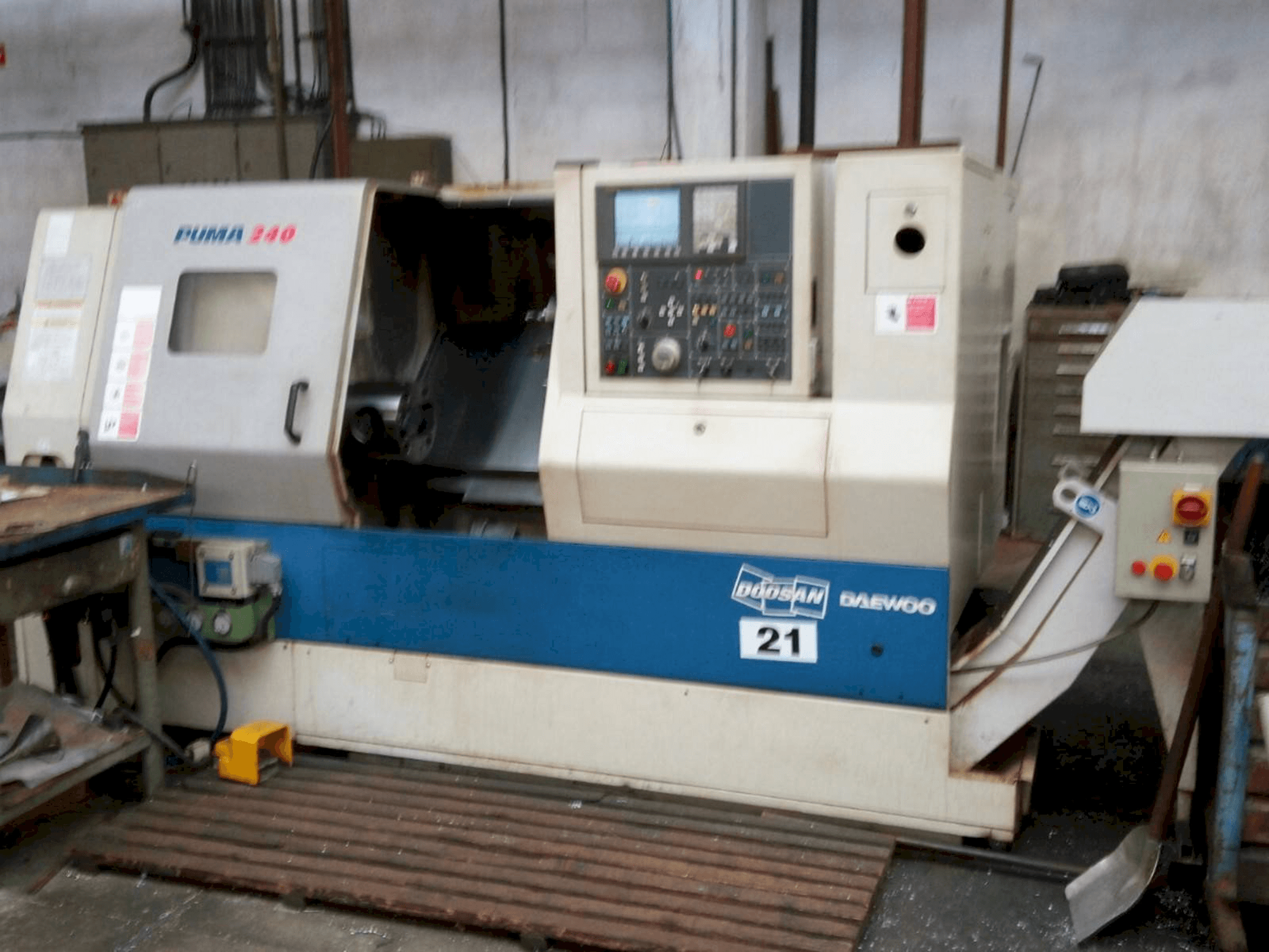 Vista Frontal da Doosan Puma 240B máquina