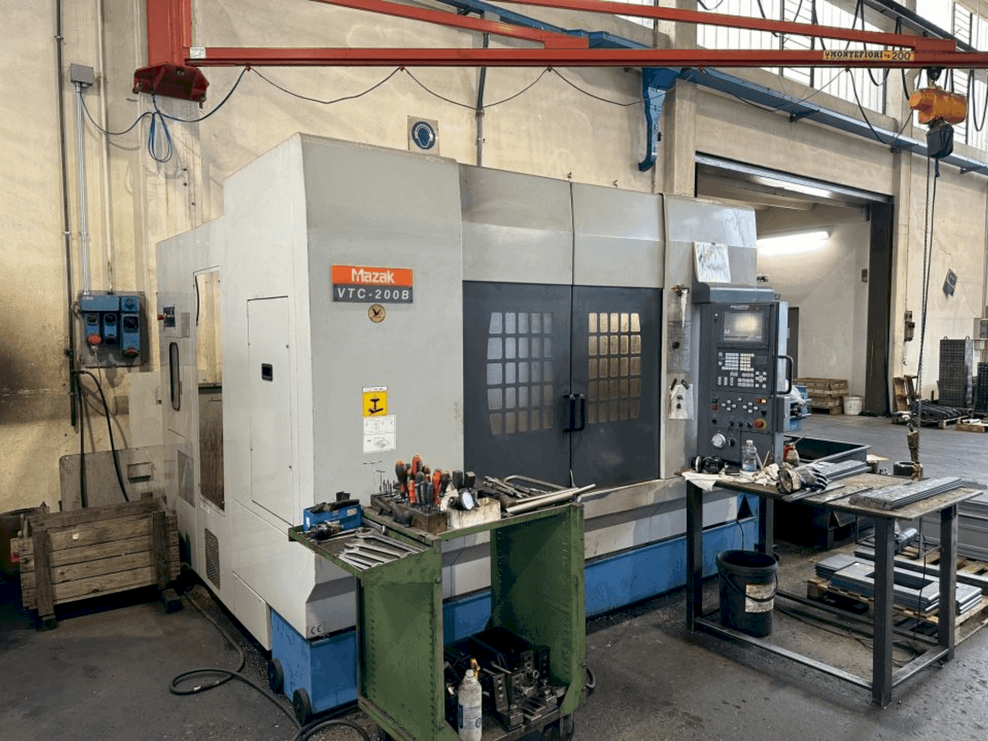 Vista Frontal da Mazak VTC 200B máquina