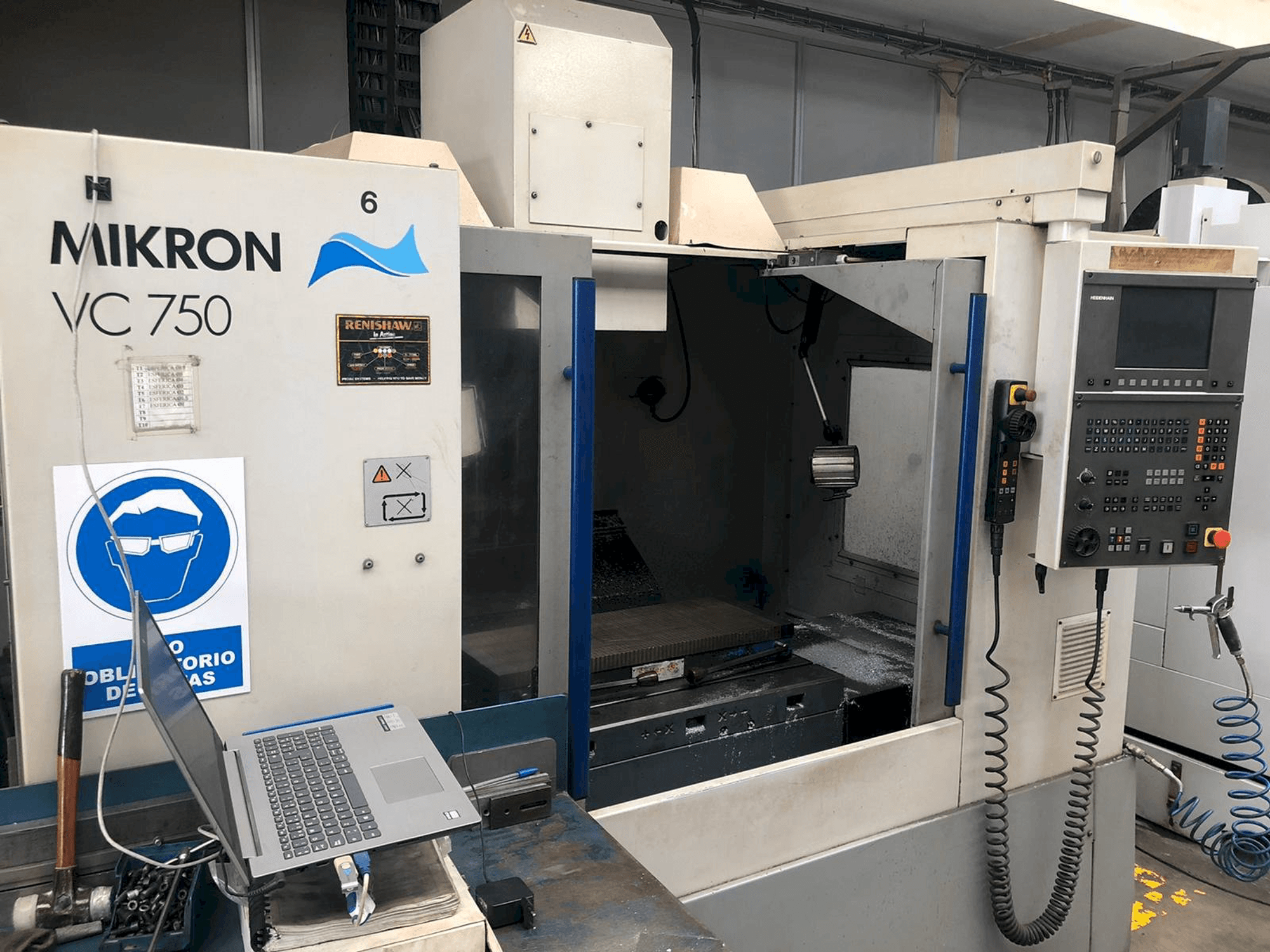 Vista Frontal da MIKRON VC 750 máquina