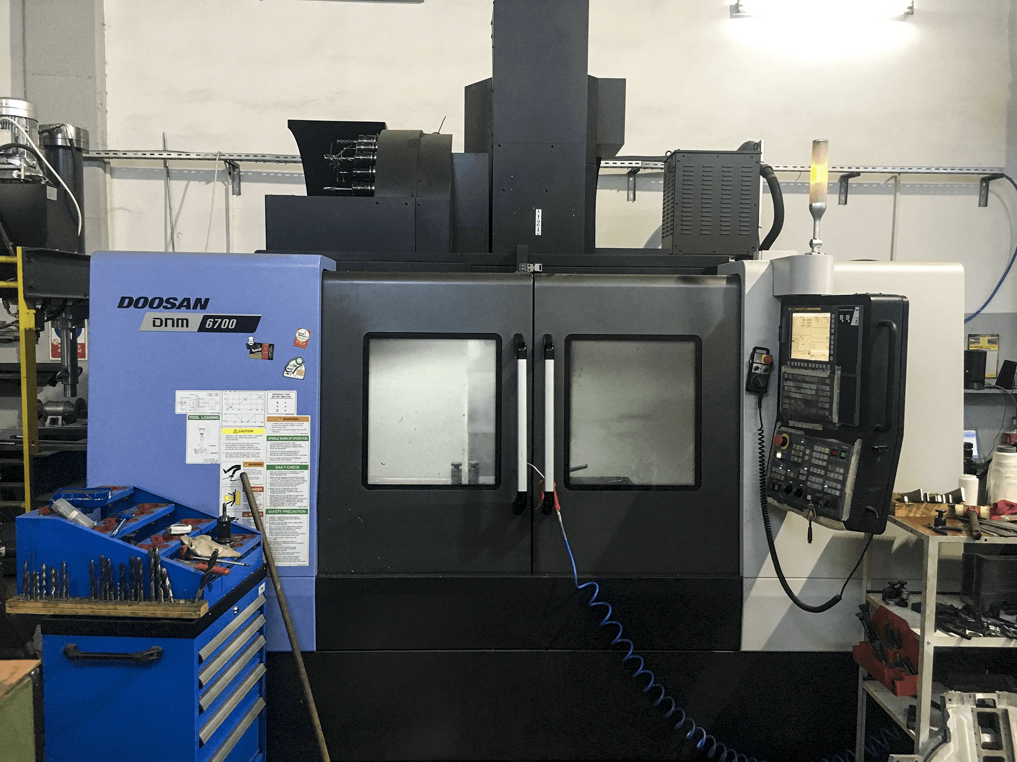 Vista Frontal da Doosan DNM 6700 máquina
