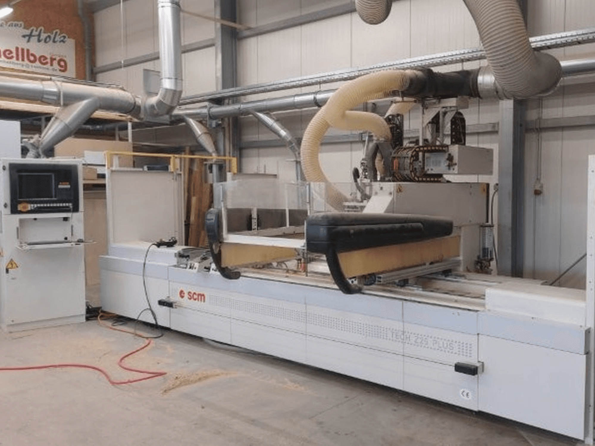 Centro de processamento CNC SCM TECH Z25 PLUS H-R4 mostrado de frente, com uma grande mesa de corte e painel de controlo.