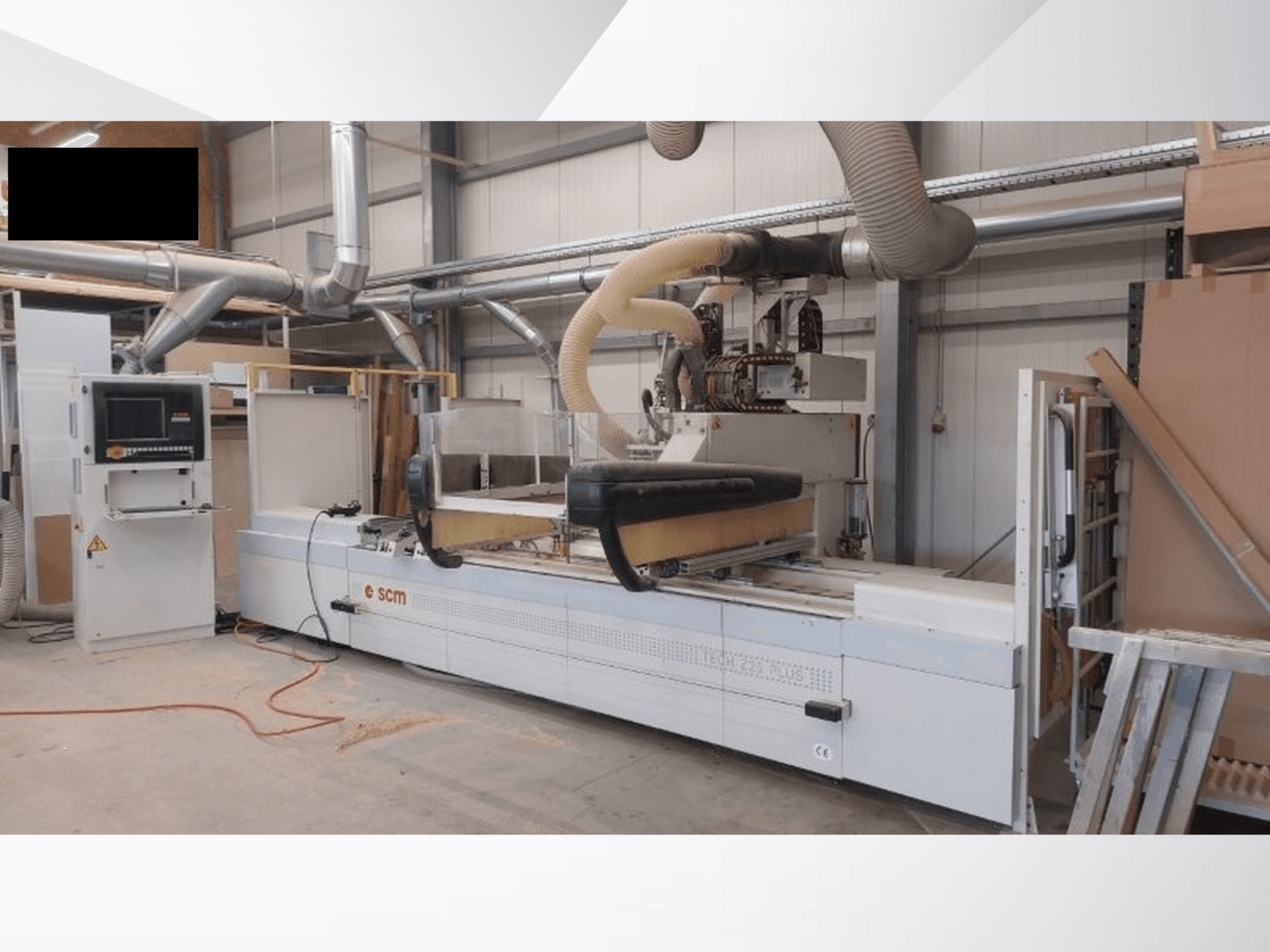 Centro de processamento CNC SCM TECH Z25 PLUS H-R4 numa oficina, vista frontal mostrando o painel de controlo e o sistema de extração de poeiras.
