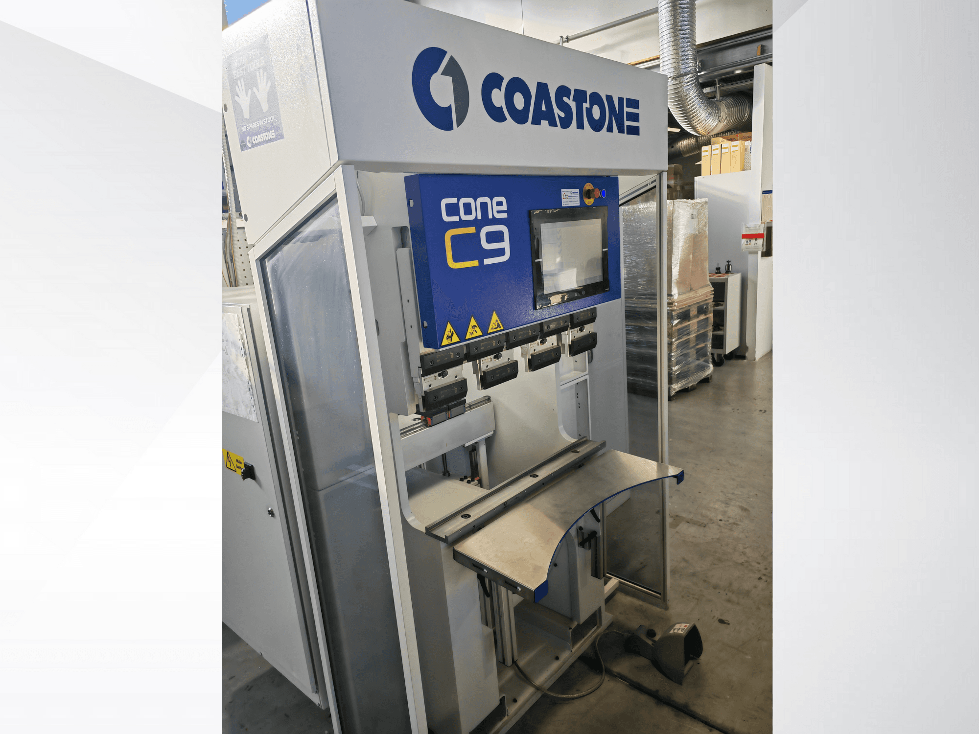 Máquina Coastone Cone C9 vista de frente, com um painel de controlo e uma superfície de trabalho em aço inoxidável.
