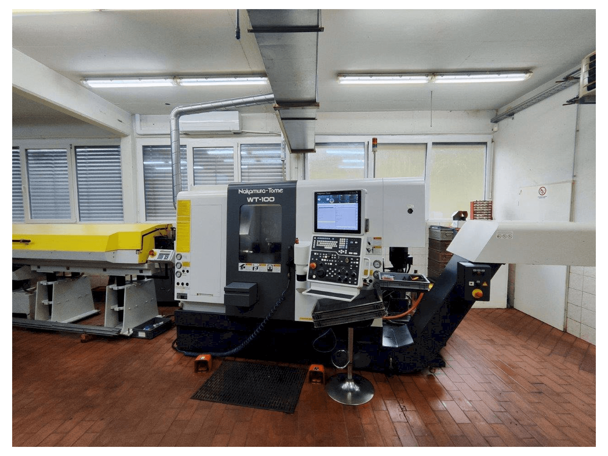 Vista Frontal da NAKAMURA-TOME WT-100 MMY máquina