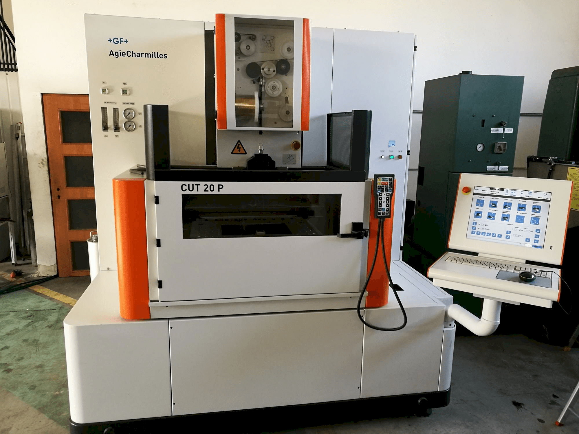 Vista Frontal da AgieCharmilles CUT 20 P máquina