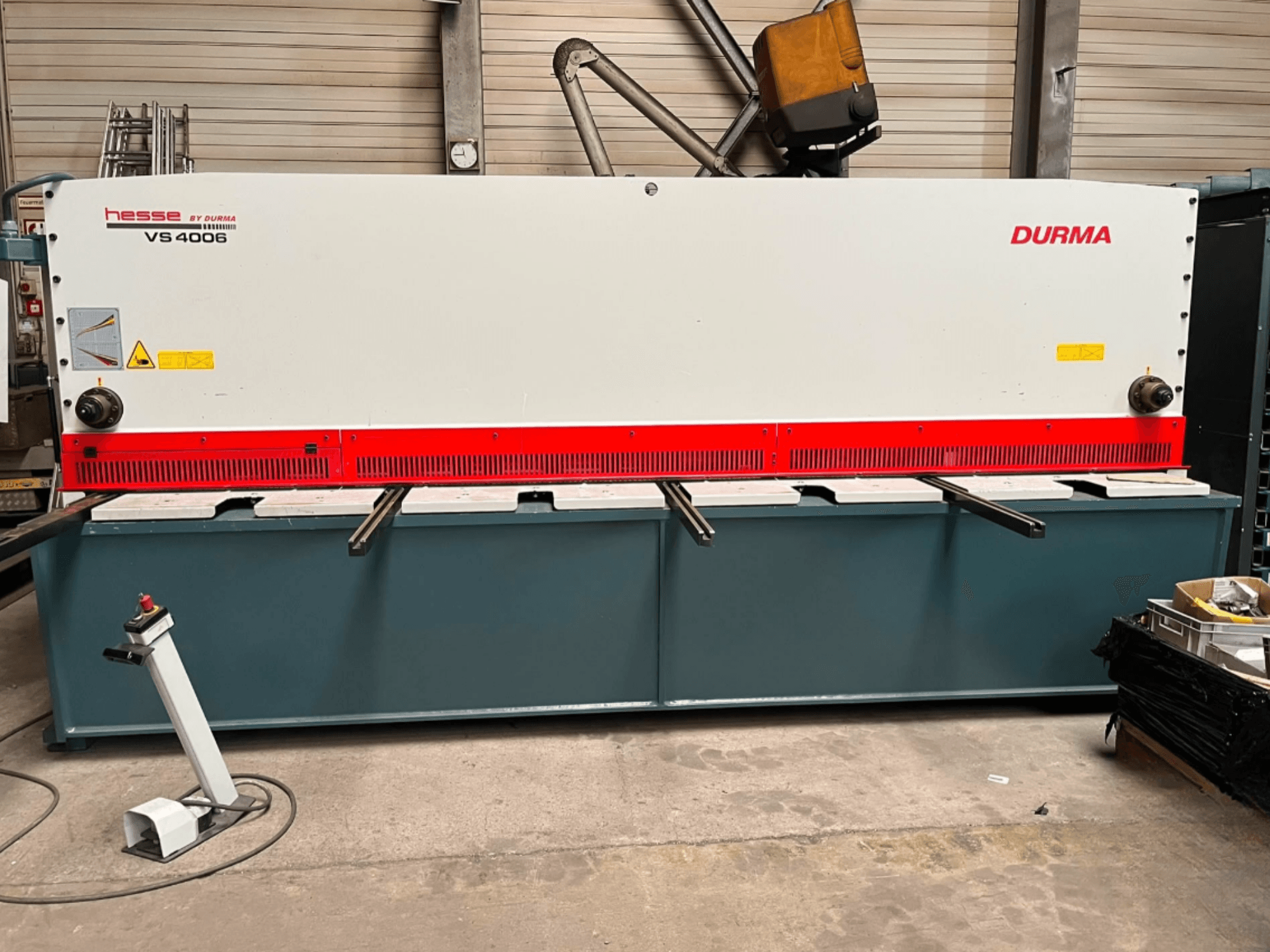 Máquina de corte CNC Durma VS 4006, vista frontal, com a lâmina de corte e o painel de controlo visíveis sobre uma base robusta.