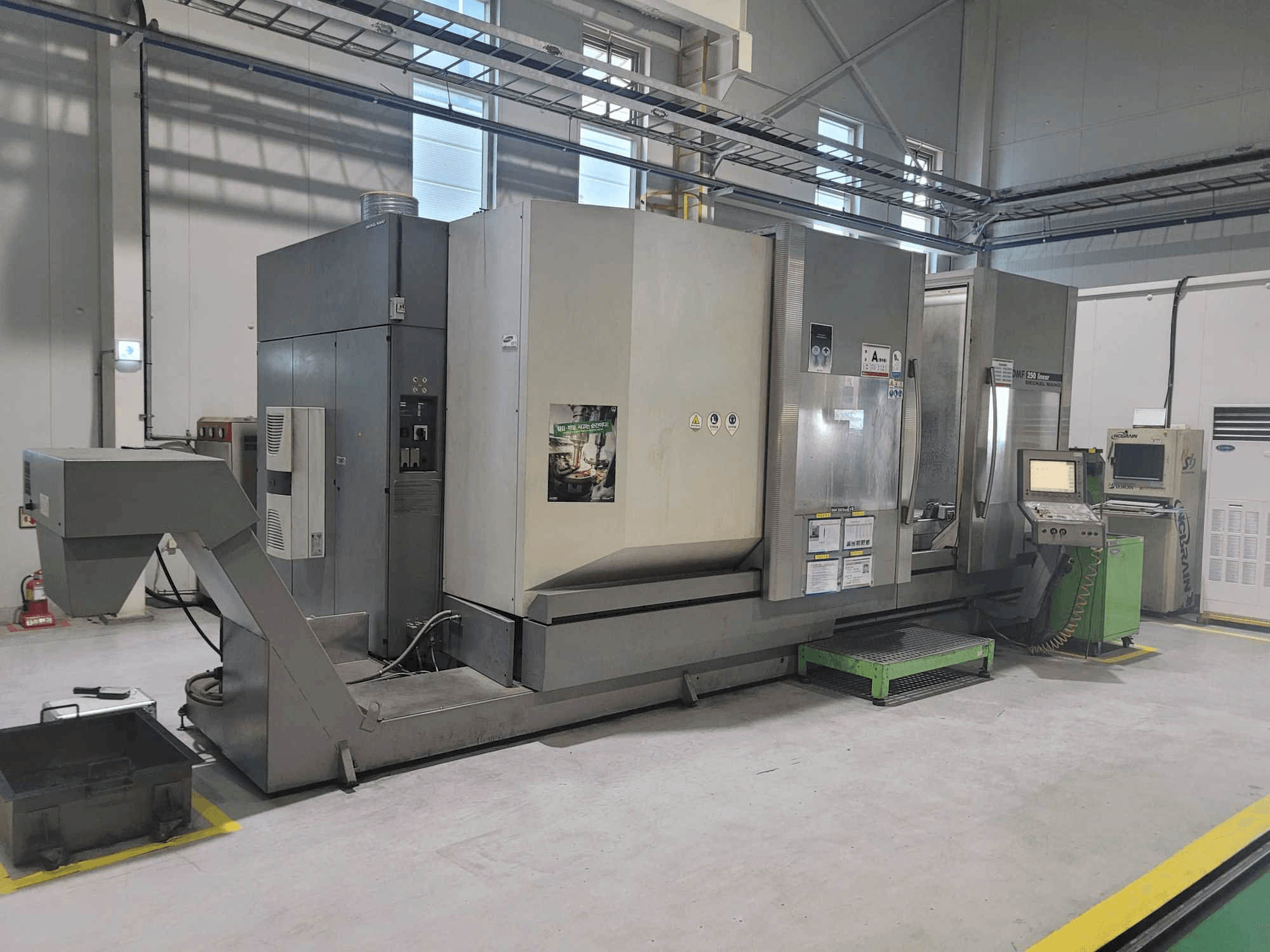 Vista Lateral Esquerda da DECKEL MAHO DMF 250 linear máquina