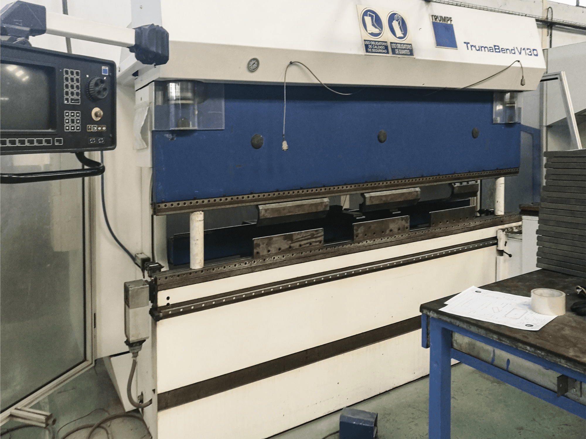 Vista Esquerda da Trumpf TrumaBend V130 máquina