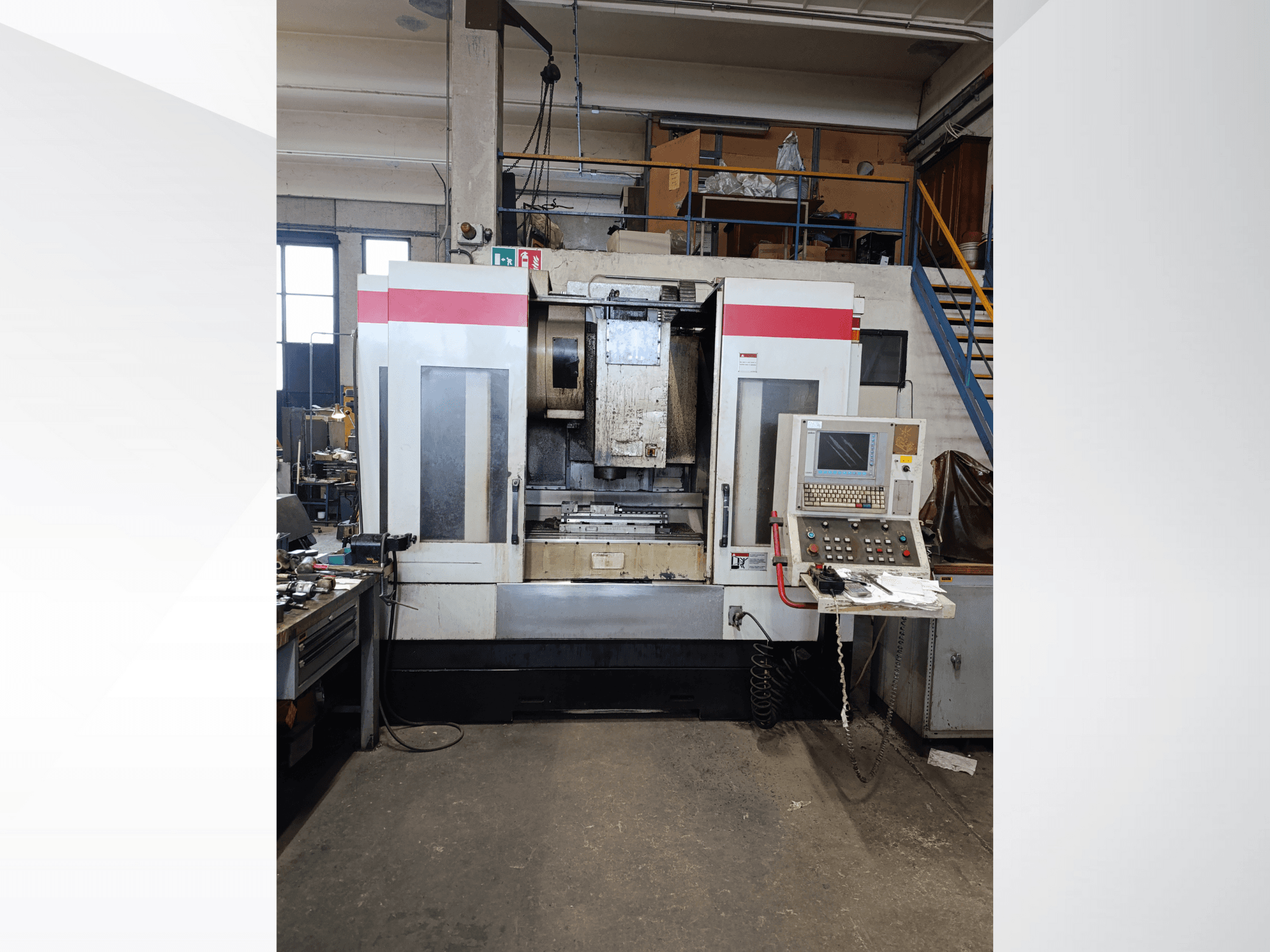 Máquina CNC com painel de controlo e interface operacional, vista frontal. Marca e modelo não visíveis; os pormenores incluem botões de funcionamento e ecrã.