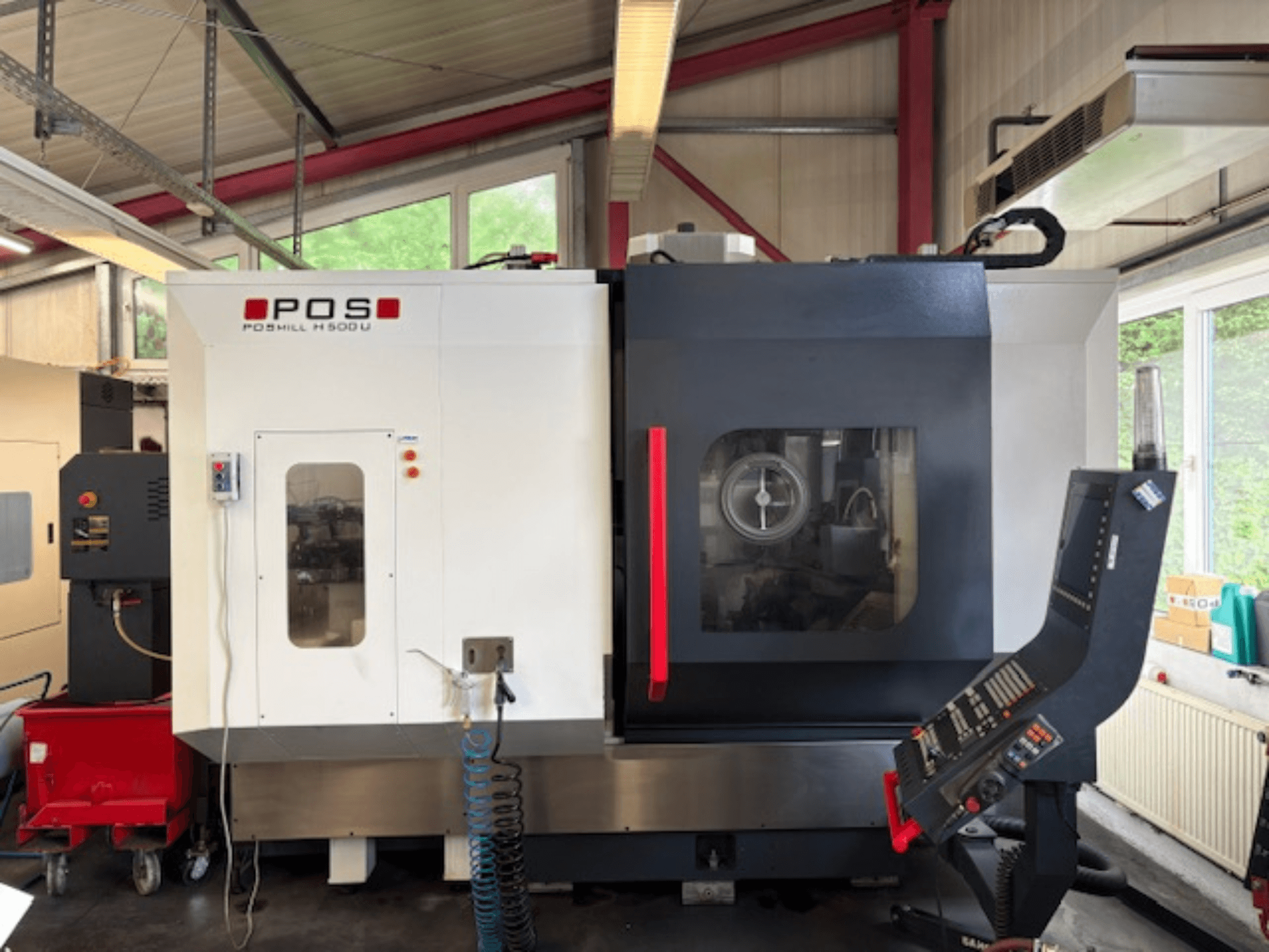 Fresadora POS POMILL H500 U vista de frente, com painel de controlo e janela operacional.