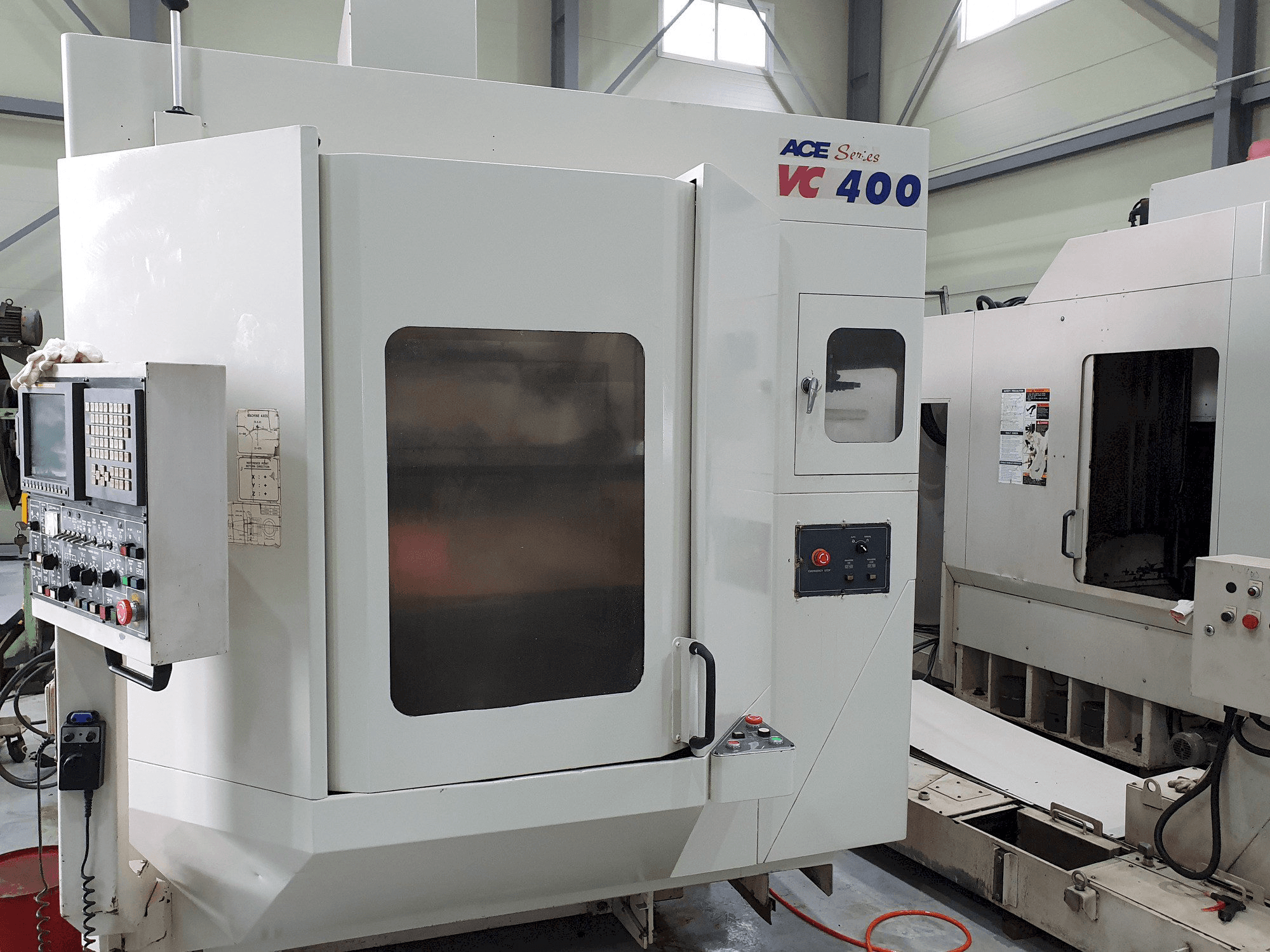 Vista Frontal da DAEWOO Doosan Ace VC400 máquina