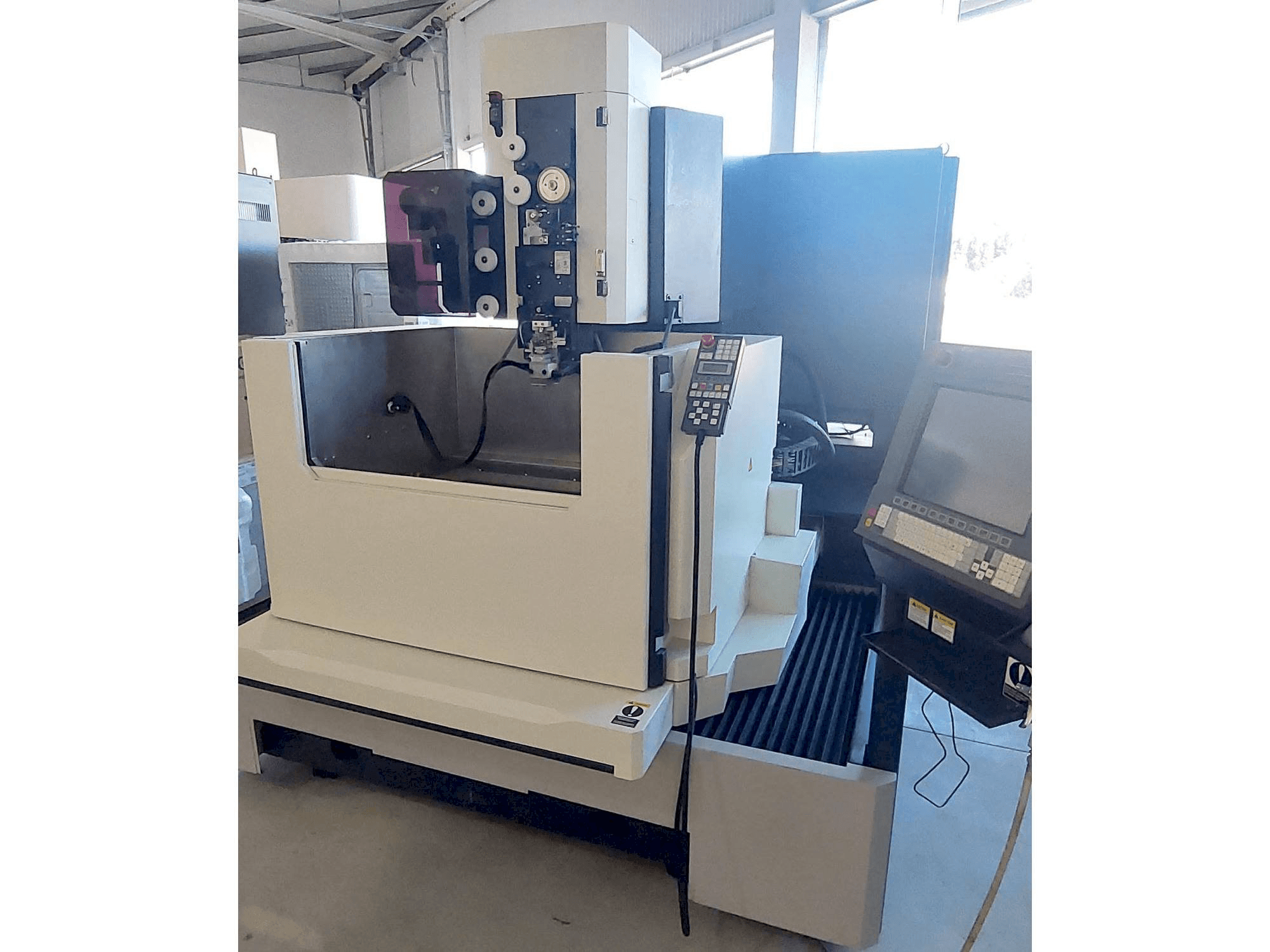 Vista Frontal da Makino DUO 64 máquina