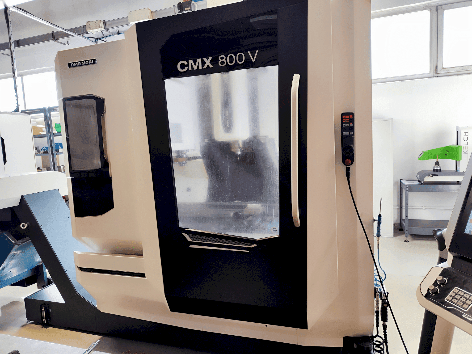 Vista Frontal da DMG CMX 800 V máquina