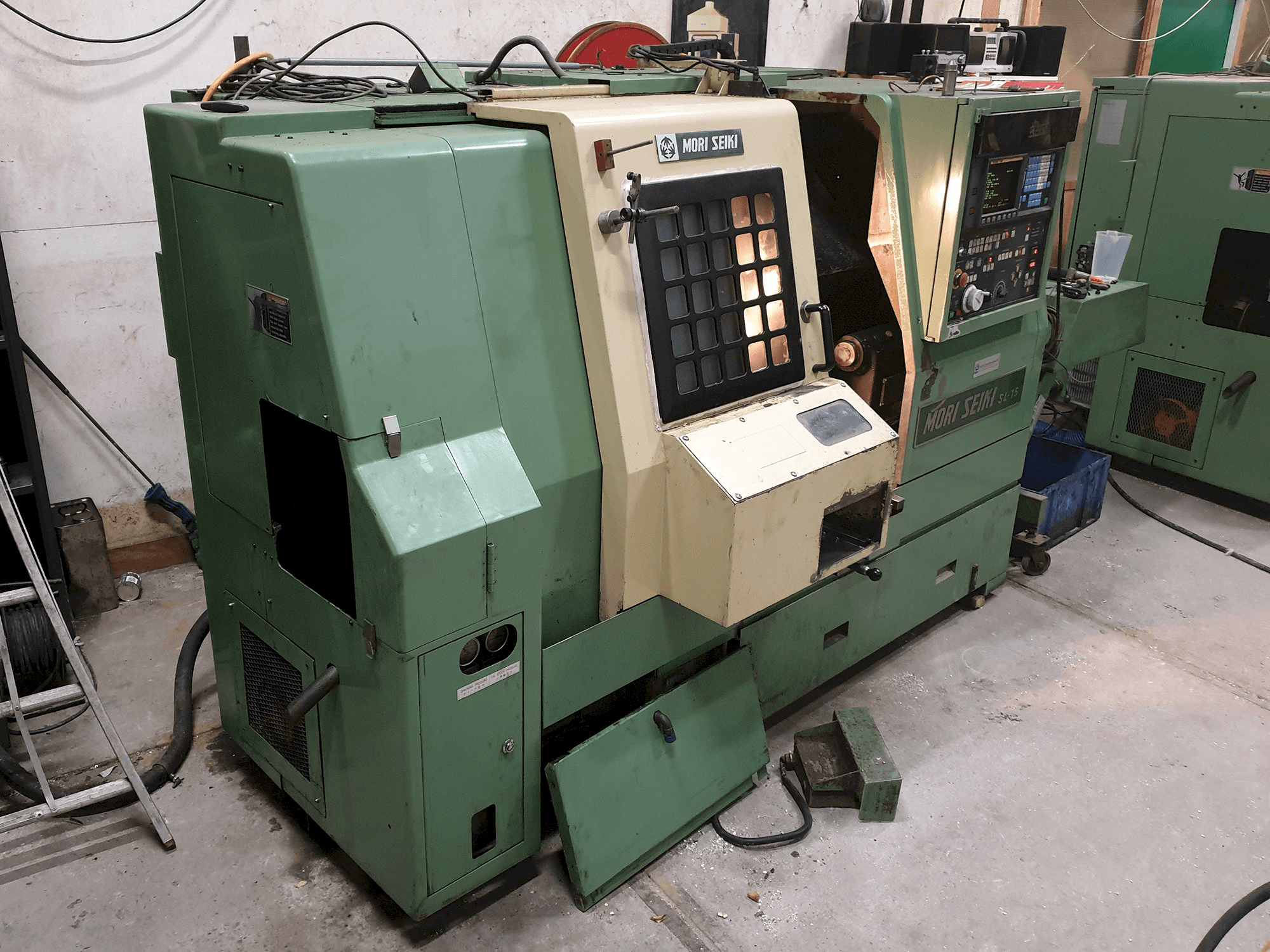 Vista Esquerda da MORI SEIKI SL-15 máquina