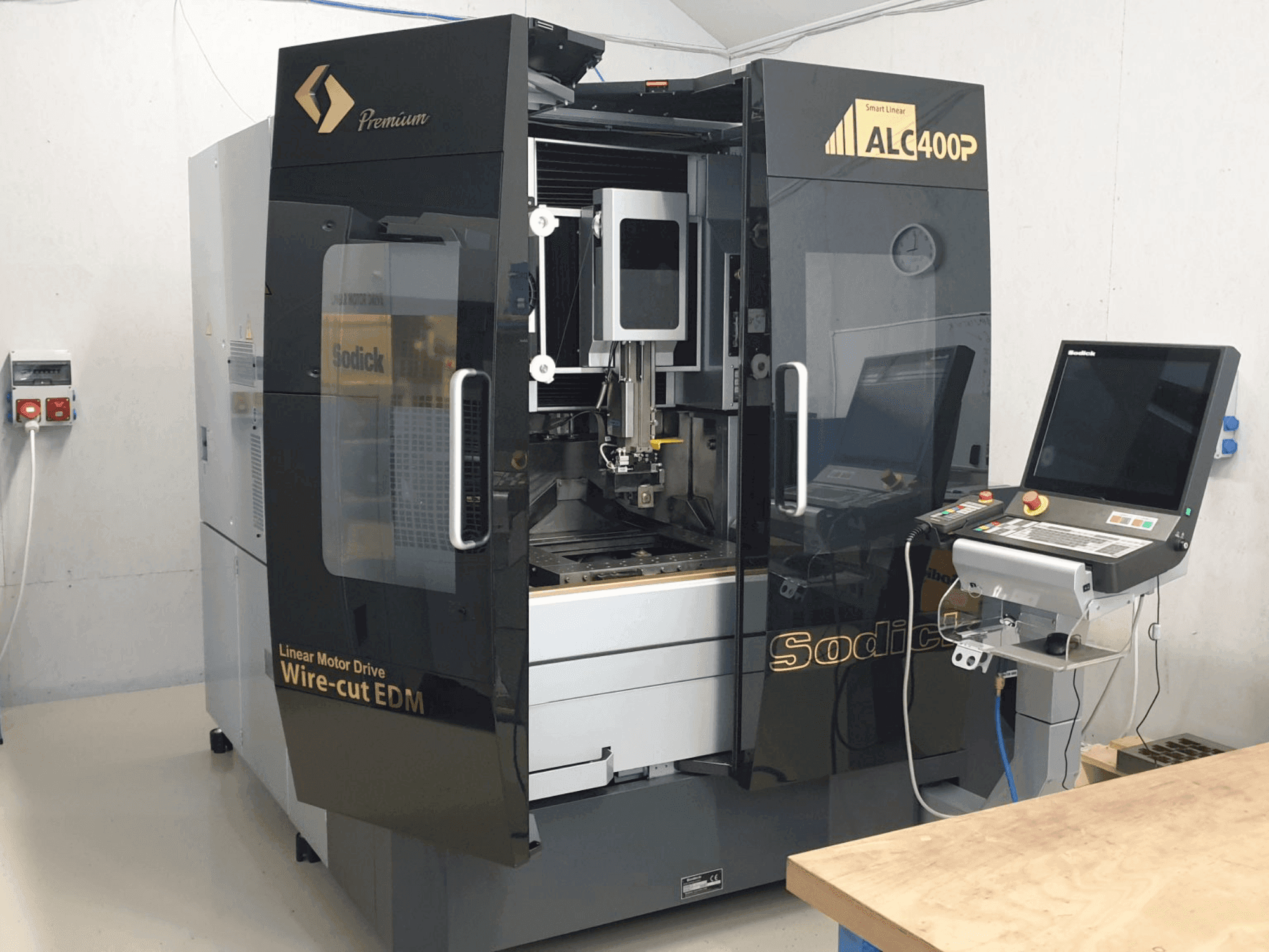 Vista Frontal da Sodick SODICK ALC400P máquina