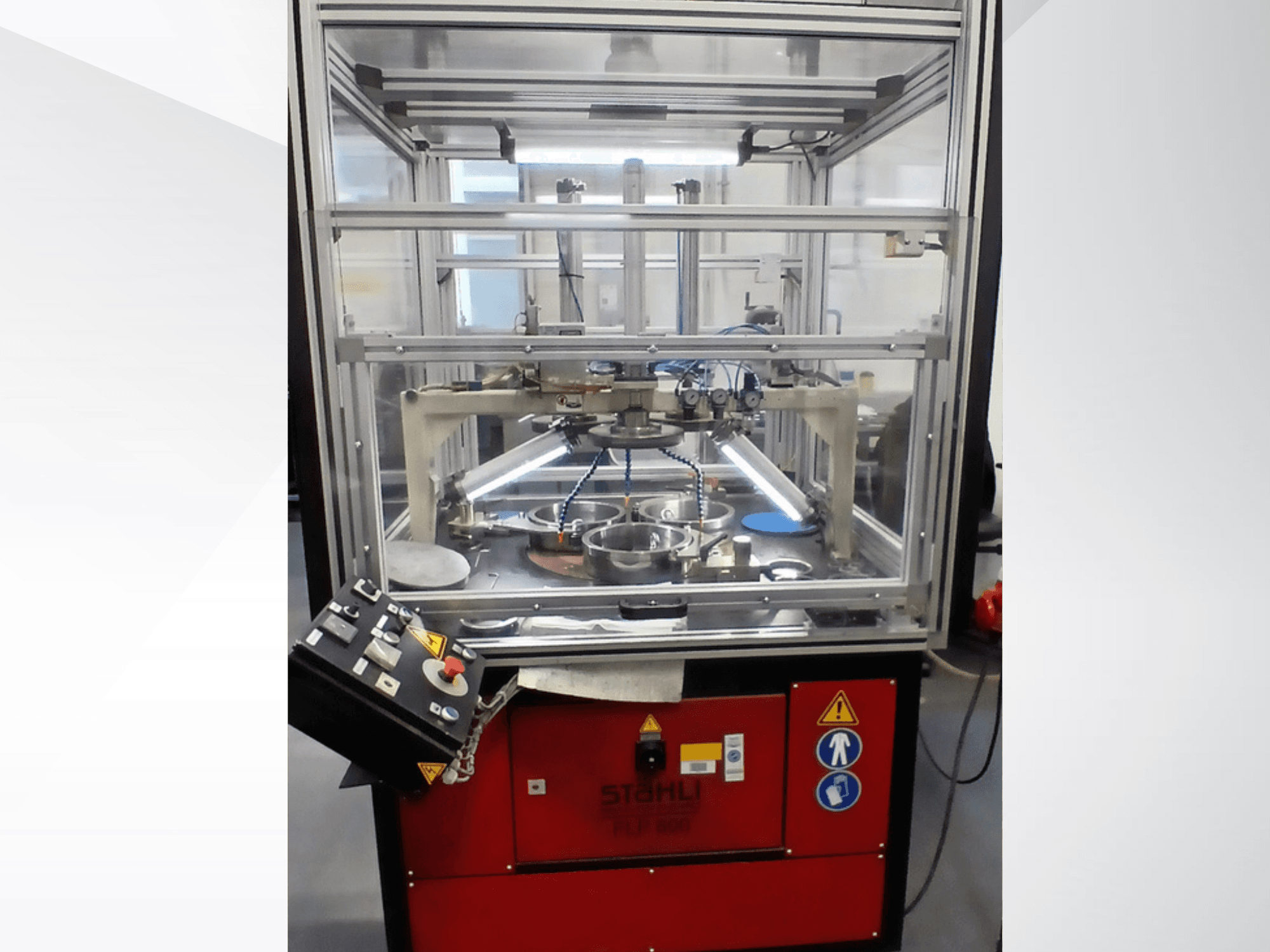 Máquina-ferramenta MYLÄP BLP 600/3S, vista frontal, com carcaça transparente, comandos operacionais e componentes internos visíveis.