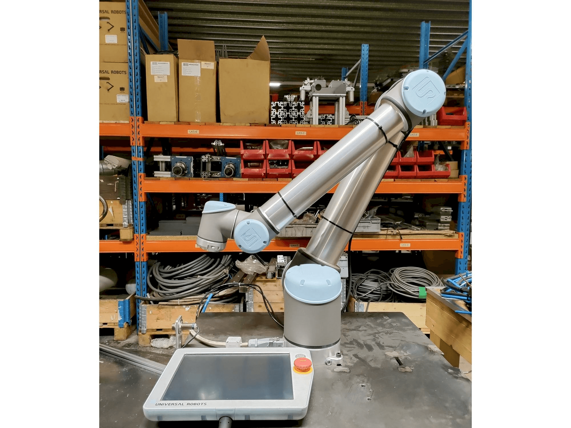 Vista Frontal da Universal Robots UR10 máquina