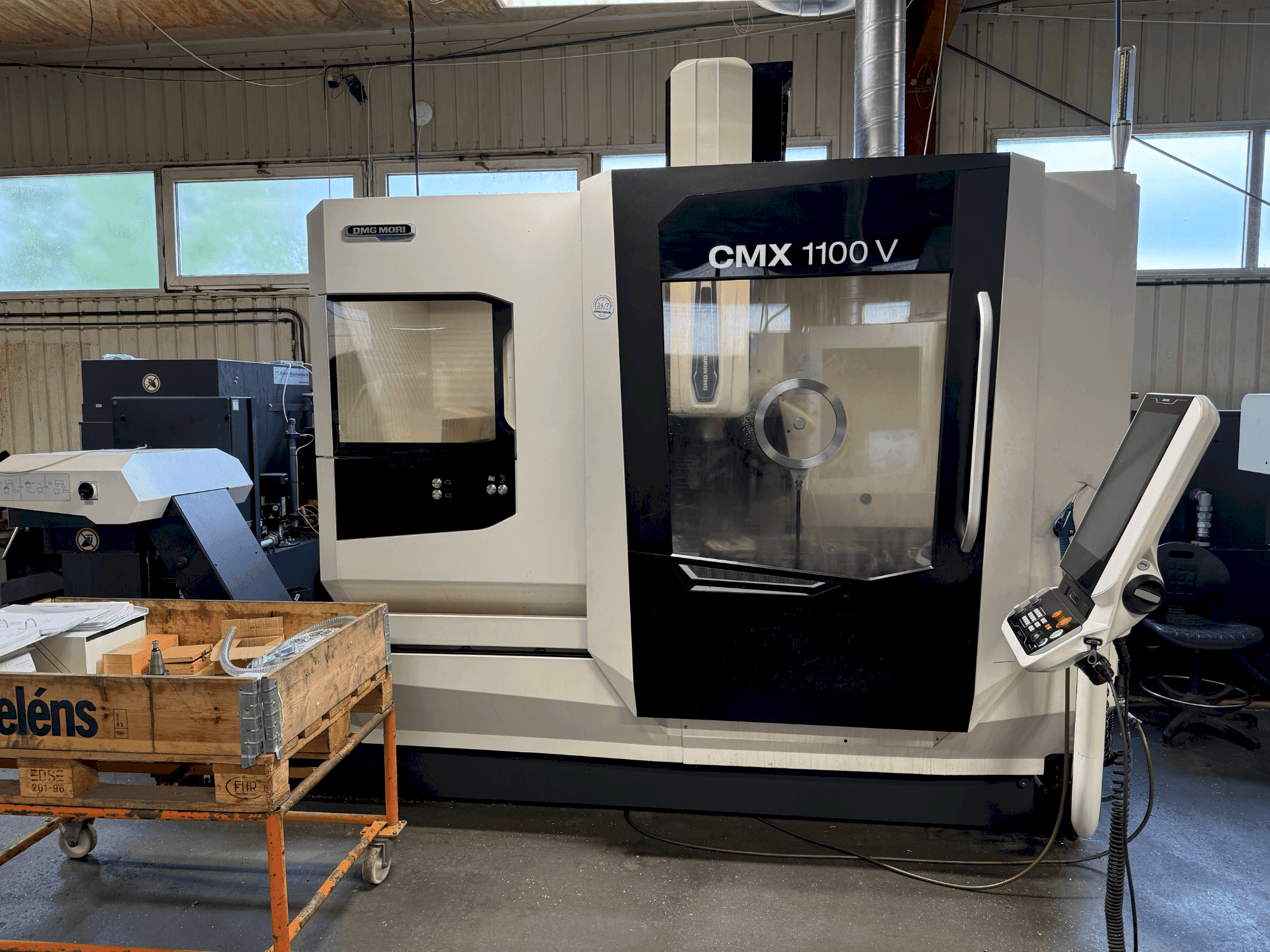 Vista Frontal da DMG MORI CMX 1100 V (2022) máquina
