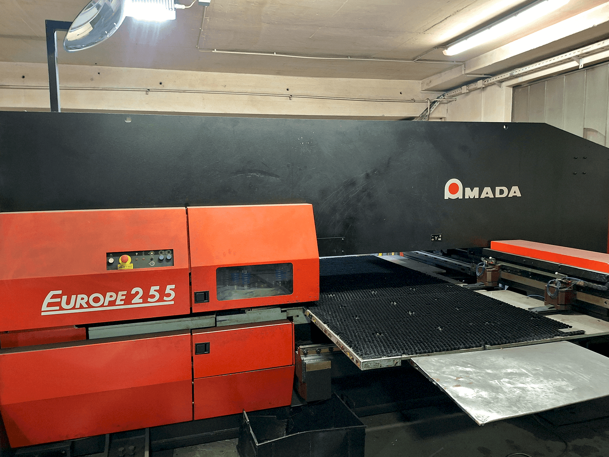 Vista Frontal da AMADA EUROPE 255 CNC máquina