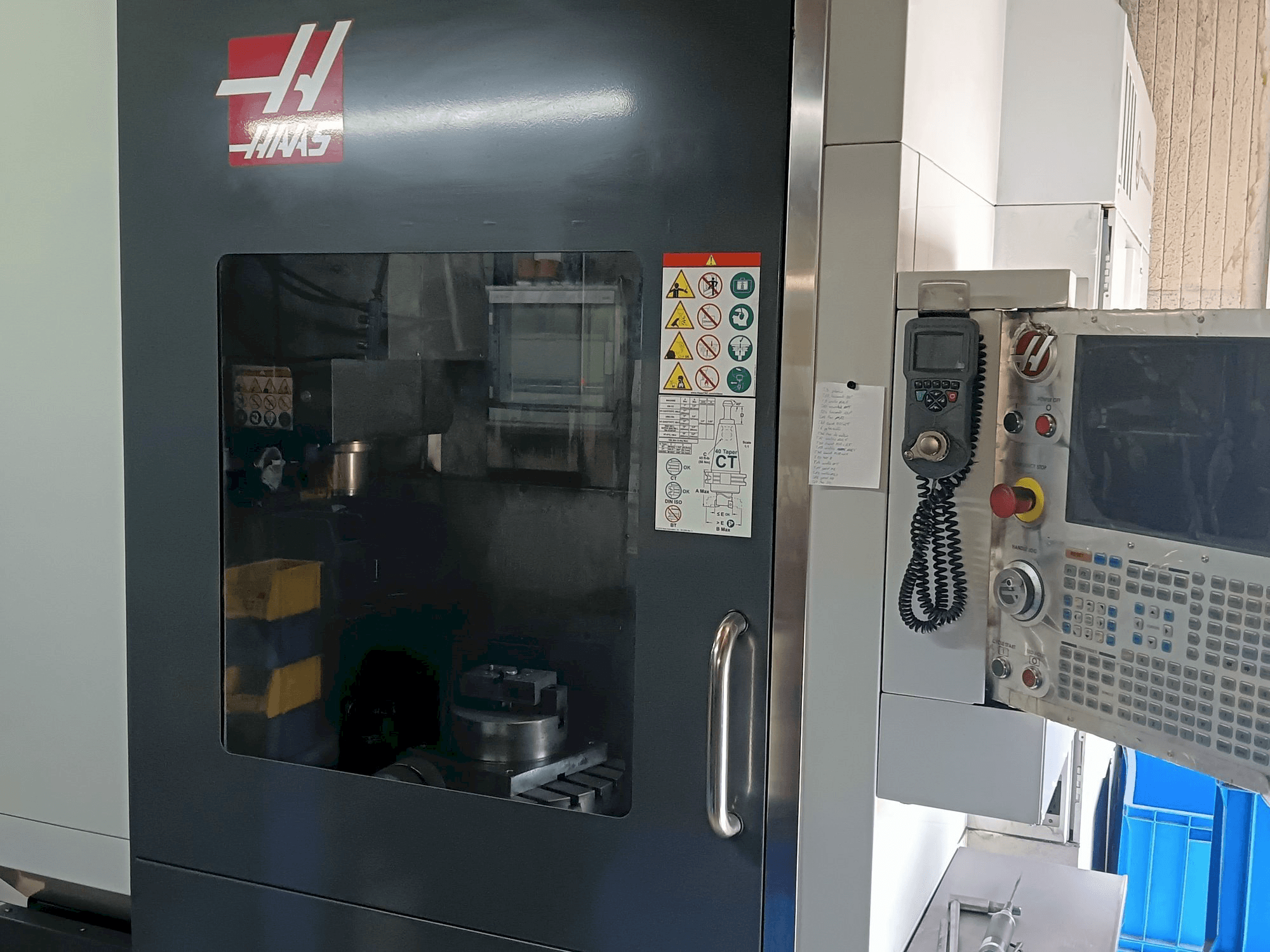 Vista Frontal da HAAS UMC 750 máquina