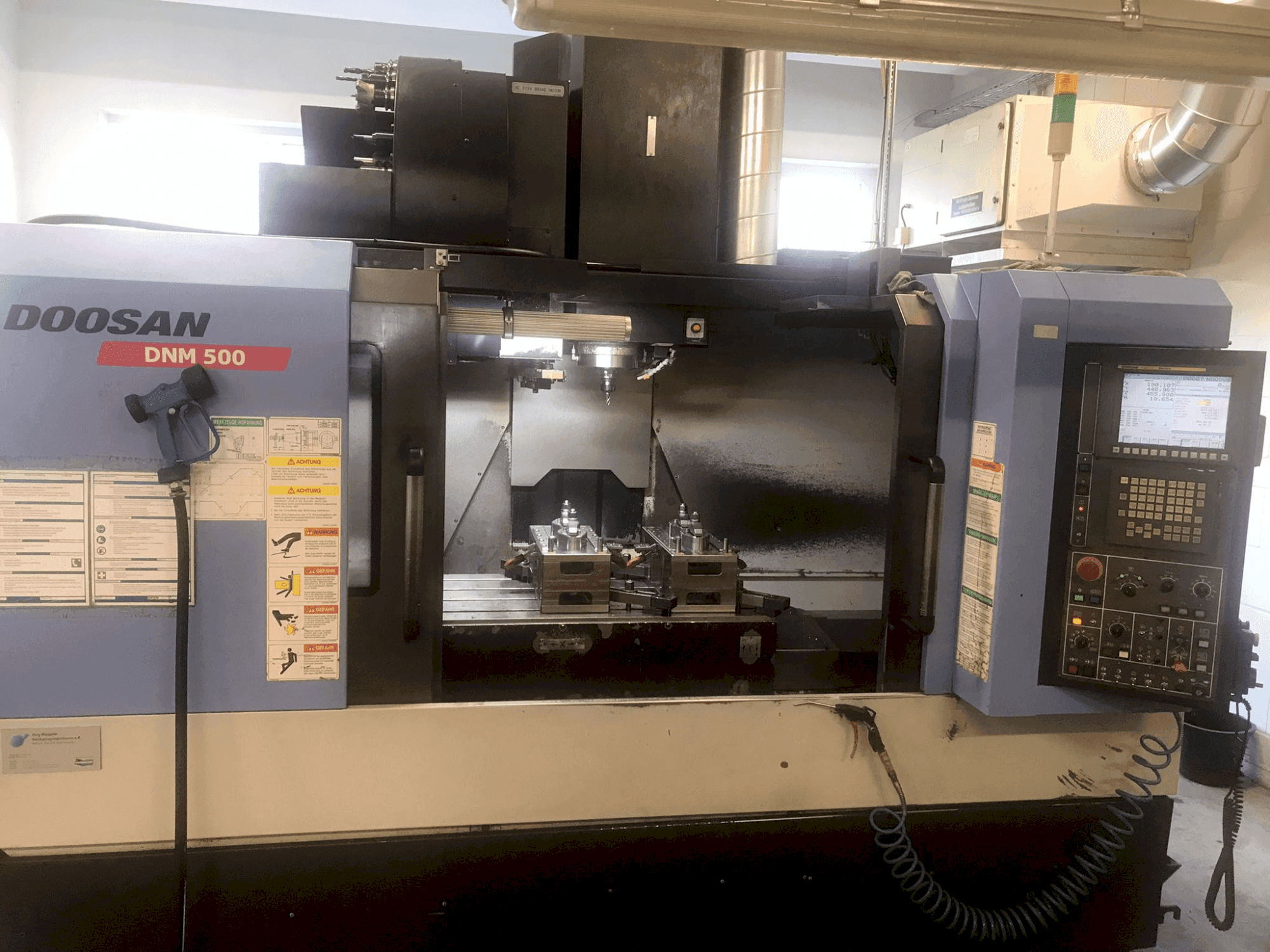 Vista Frontal da DOOSAN DNM 500 máquina