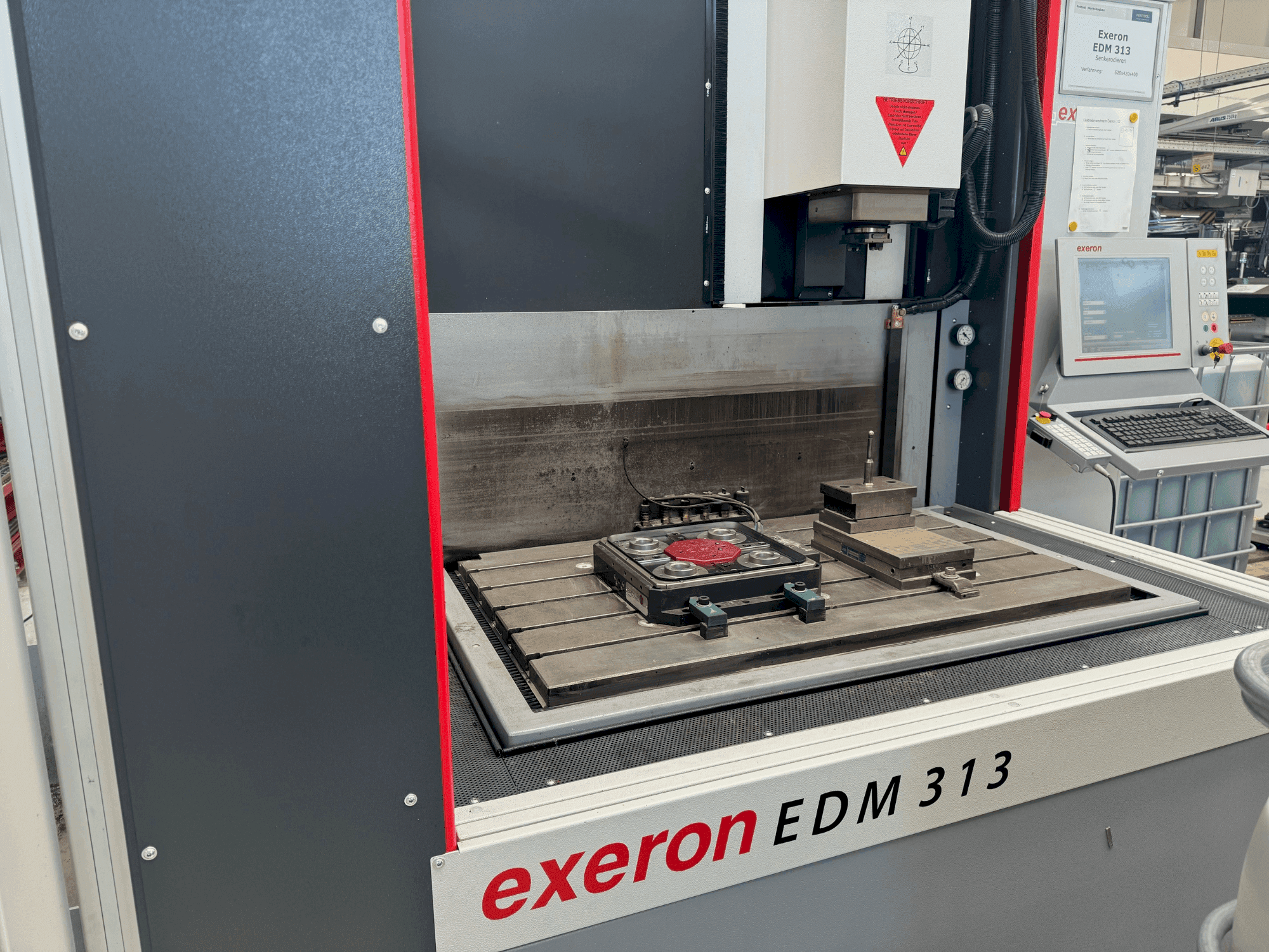 Vista Frontal da Exeron EDM 313 máquina
