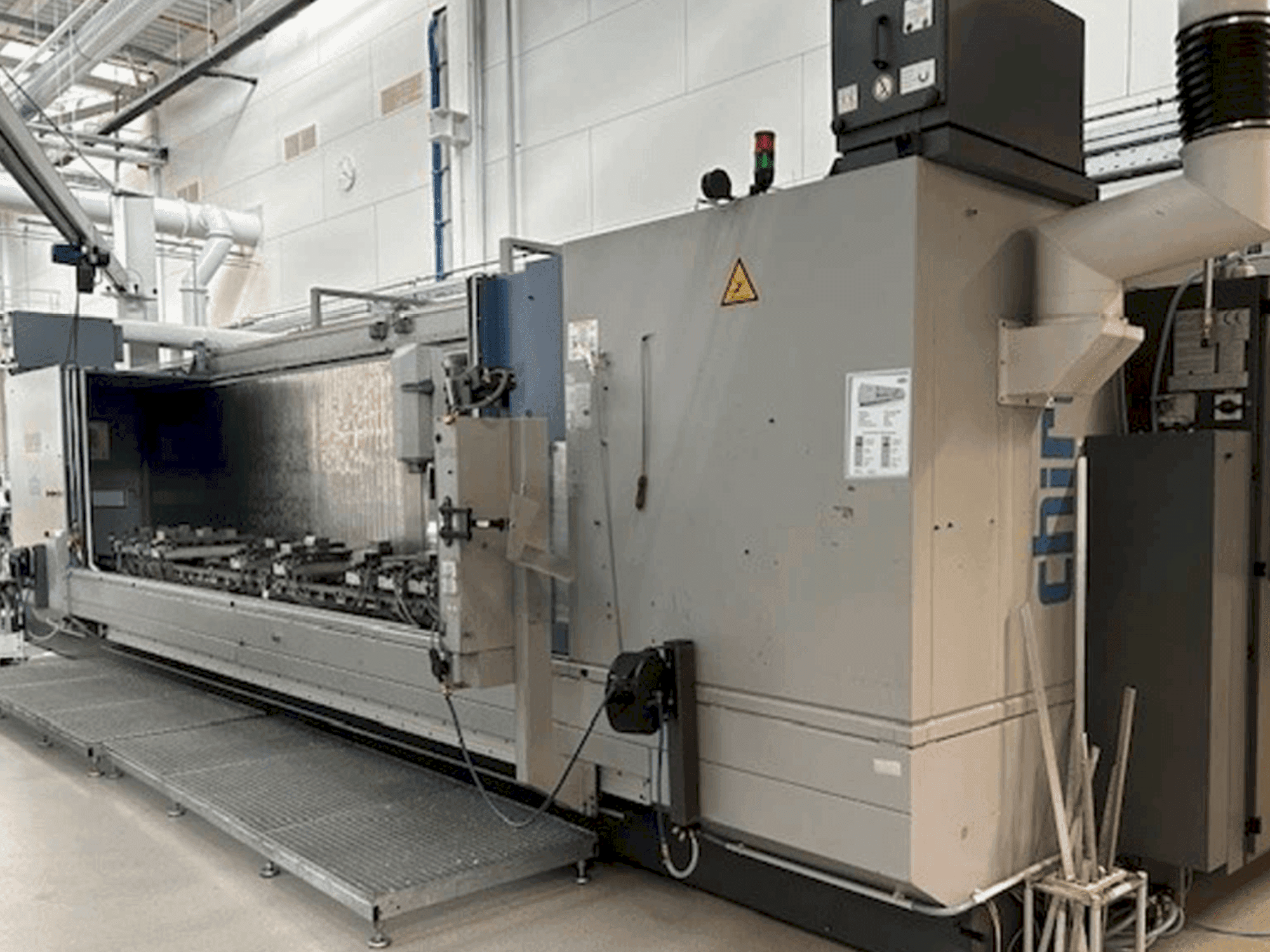 Vista Frontal da CHIRON Mill 6000 SK máquina
