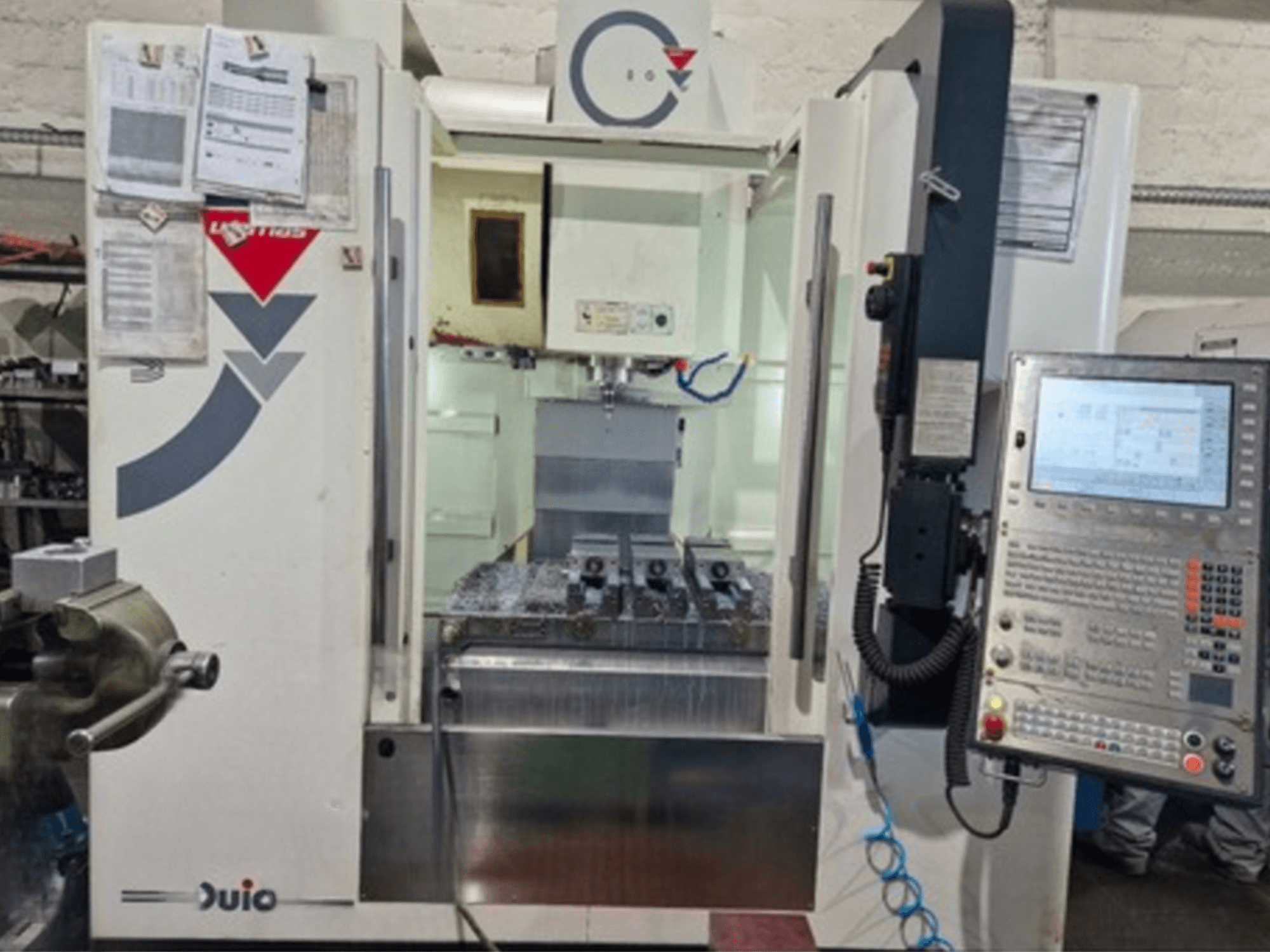 Vista frontal do Centro de Maquinação Vertical WEMAS VZ 860, com painel de controlo e interface CNC, com documentação anexa.