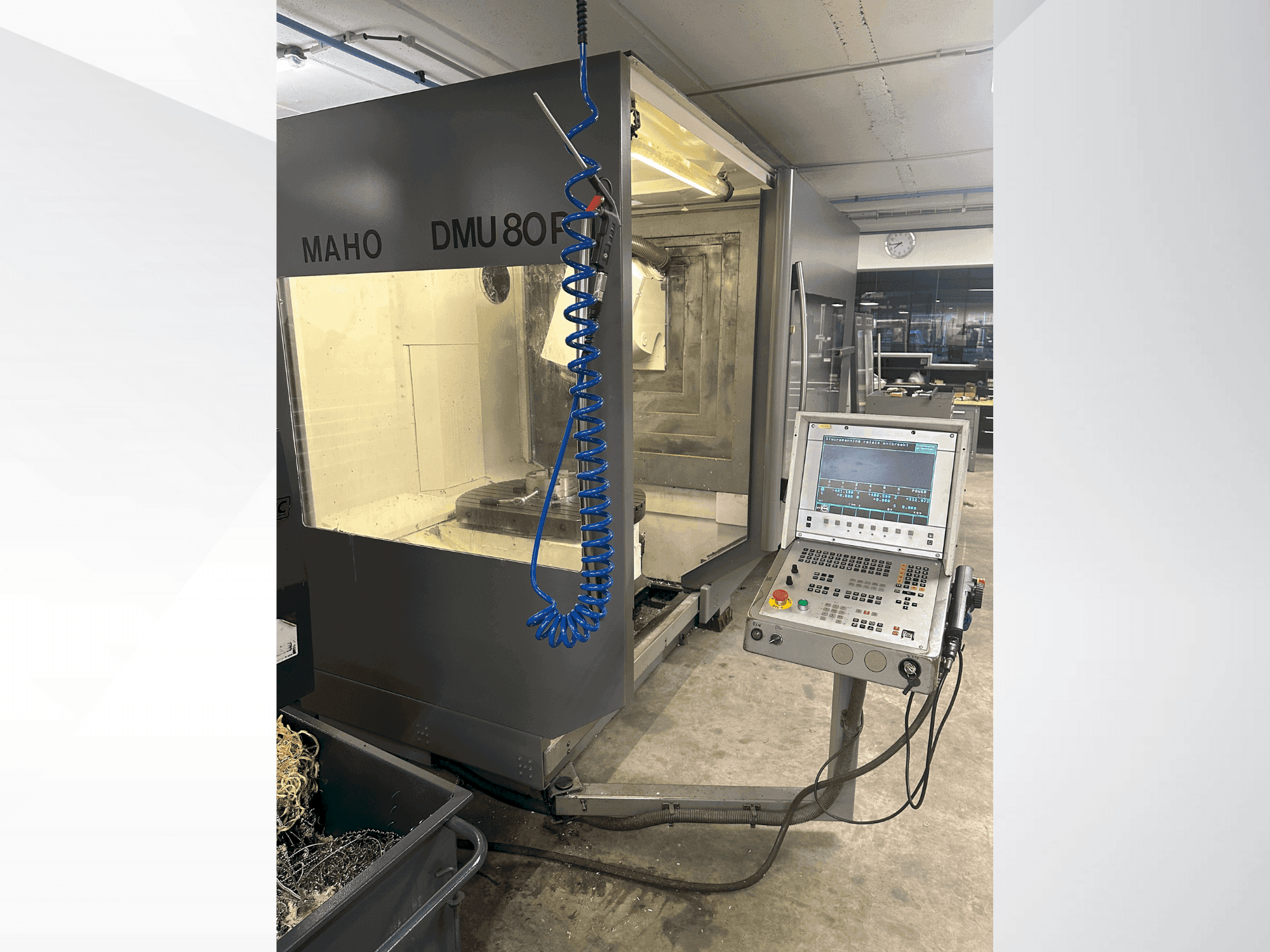 Vista Frontal da DECKEL MAHO DMU 80P máquina