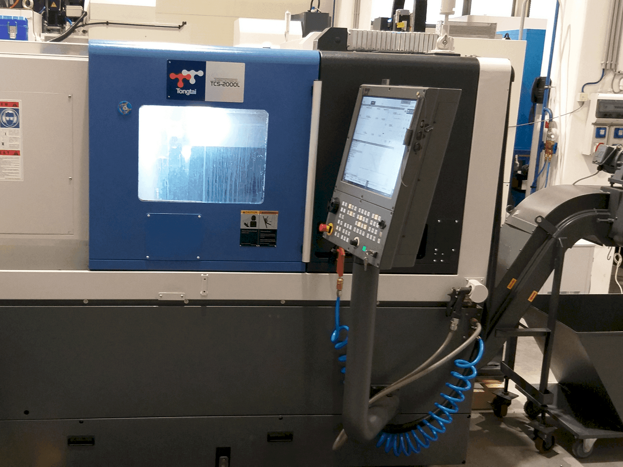 Vista Frontal da Tongtai TCS2000L máquina