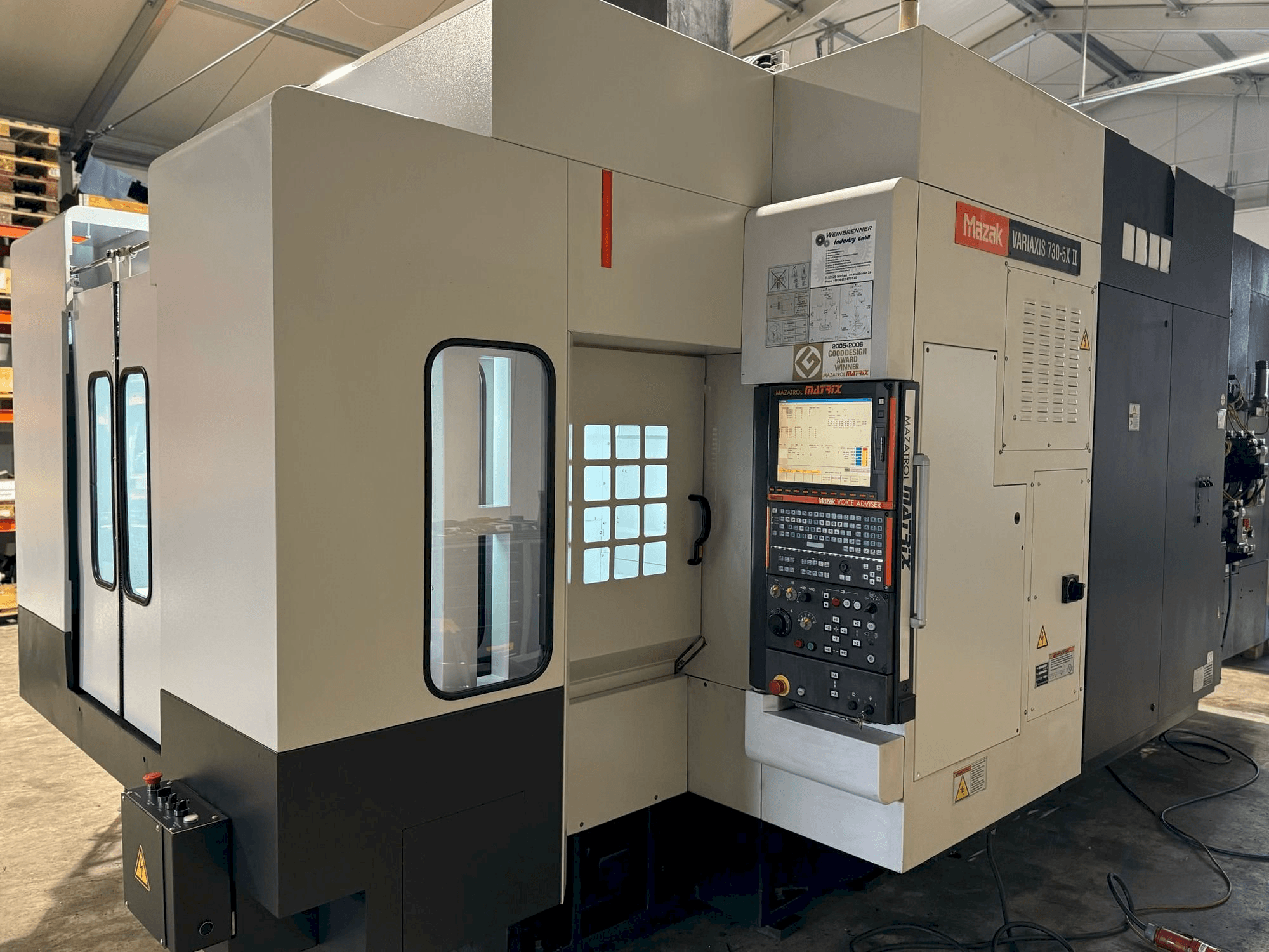 Vista Frontal da Mazak Variaxis 730-5X II máquina