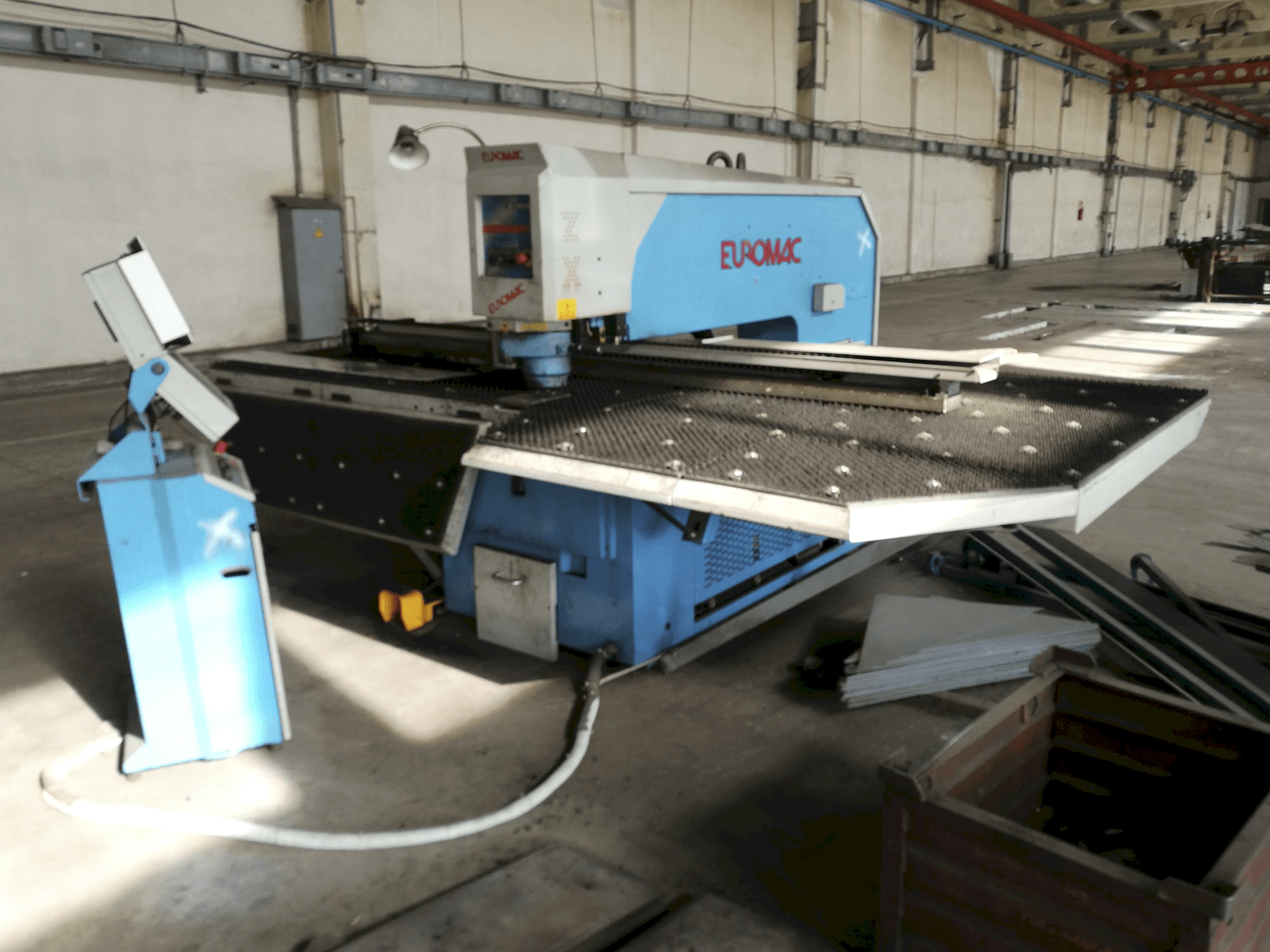 Vista Direita da Euromac ZX 1250/30 máquina