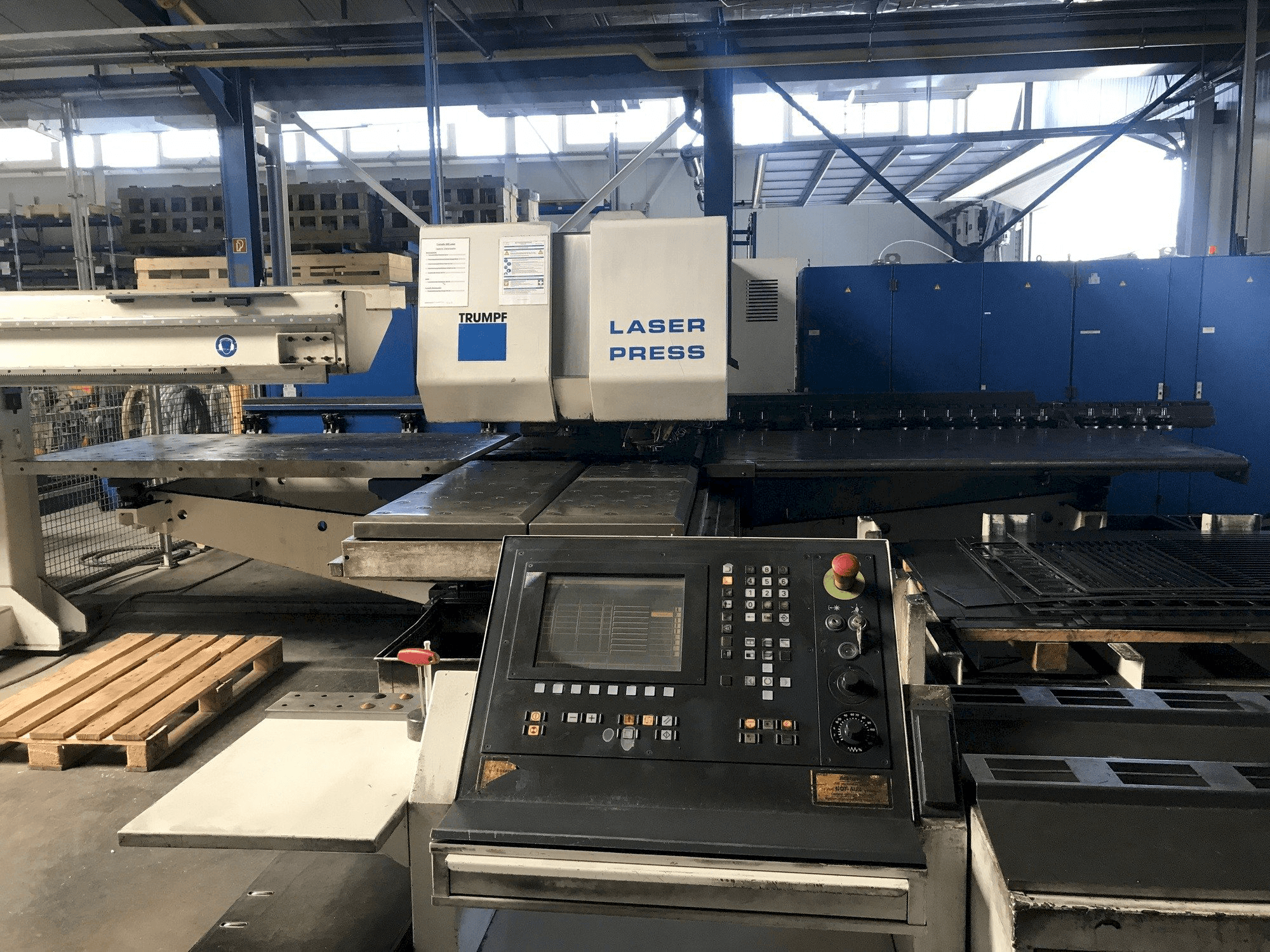 Vista Frontal da Trumpf Trumatic 600L máquina