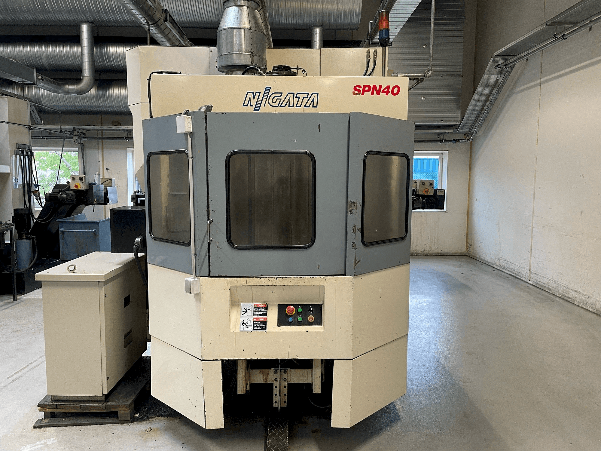Vista Frontal da Niigata SPN 40 máquina