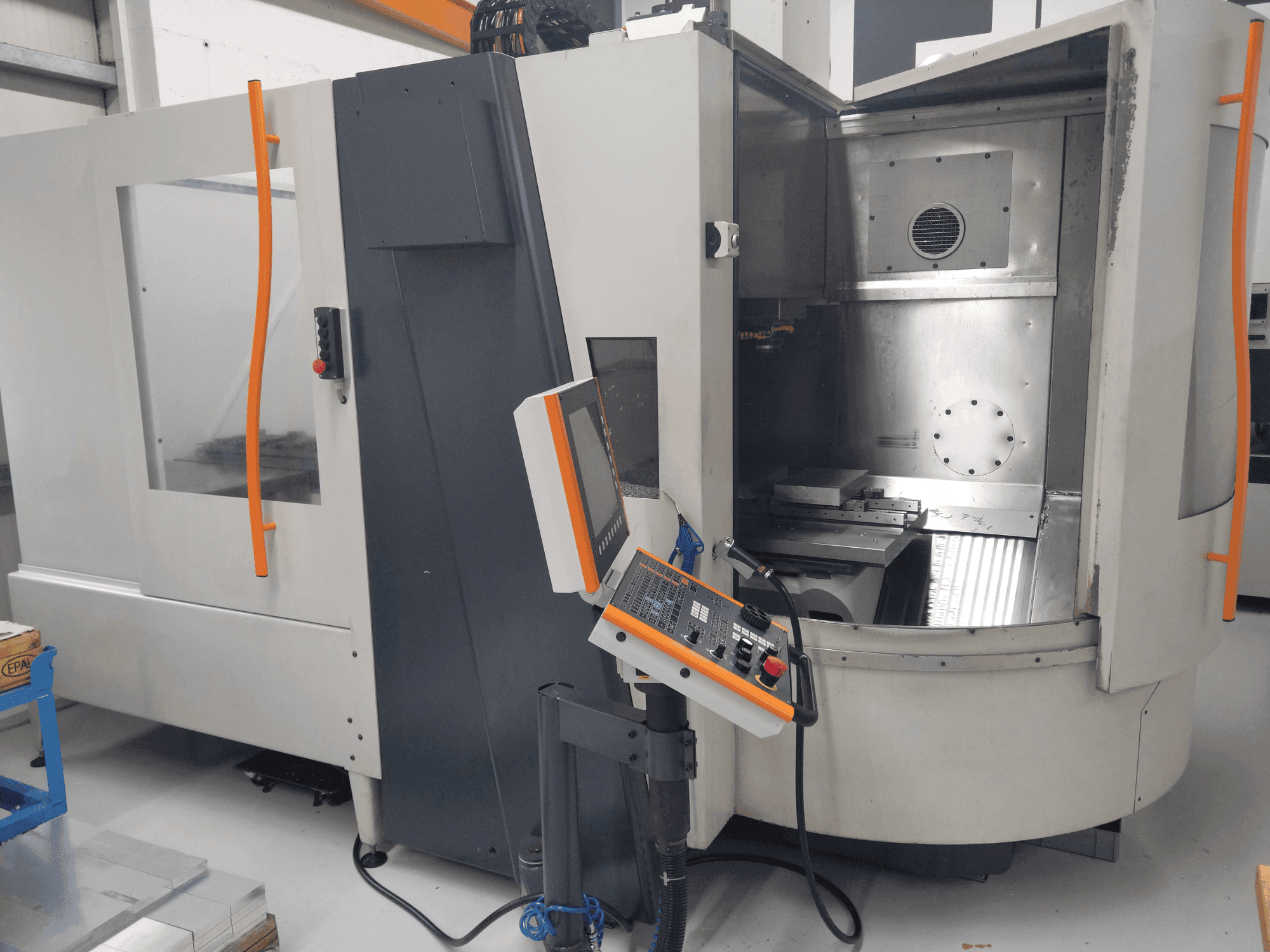 Vista Frontal da MIKRON HSM 800 máquina