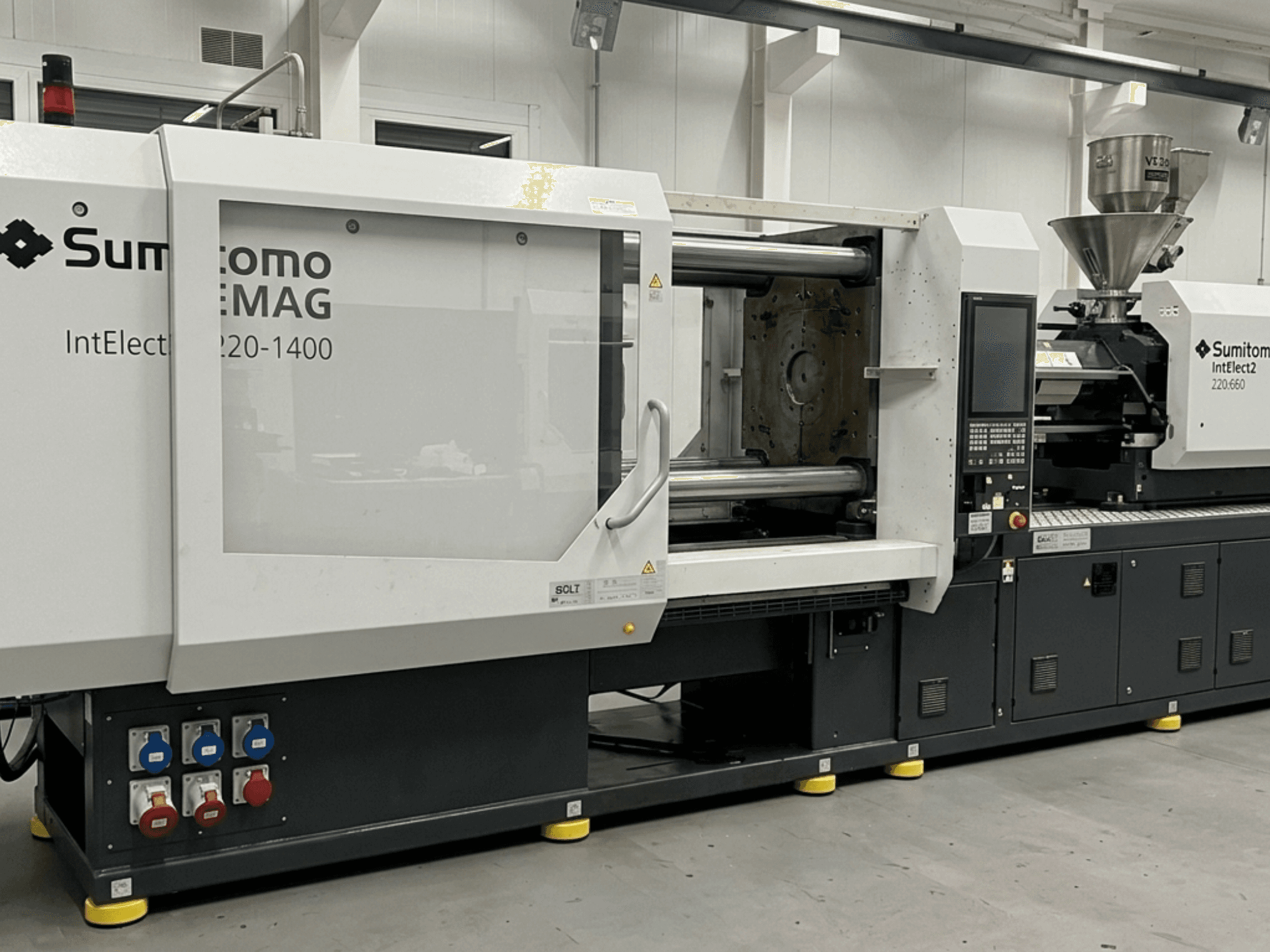 Máquina de moldagem por injeção eléctrica SUMITOMO SHI DEMAG IntElect2 S 220/660-1400, vista frontal com painel de controlo detalhado e funil.