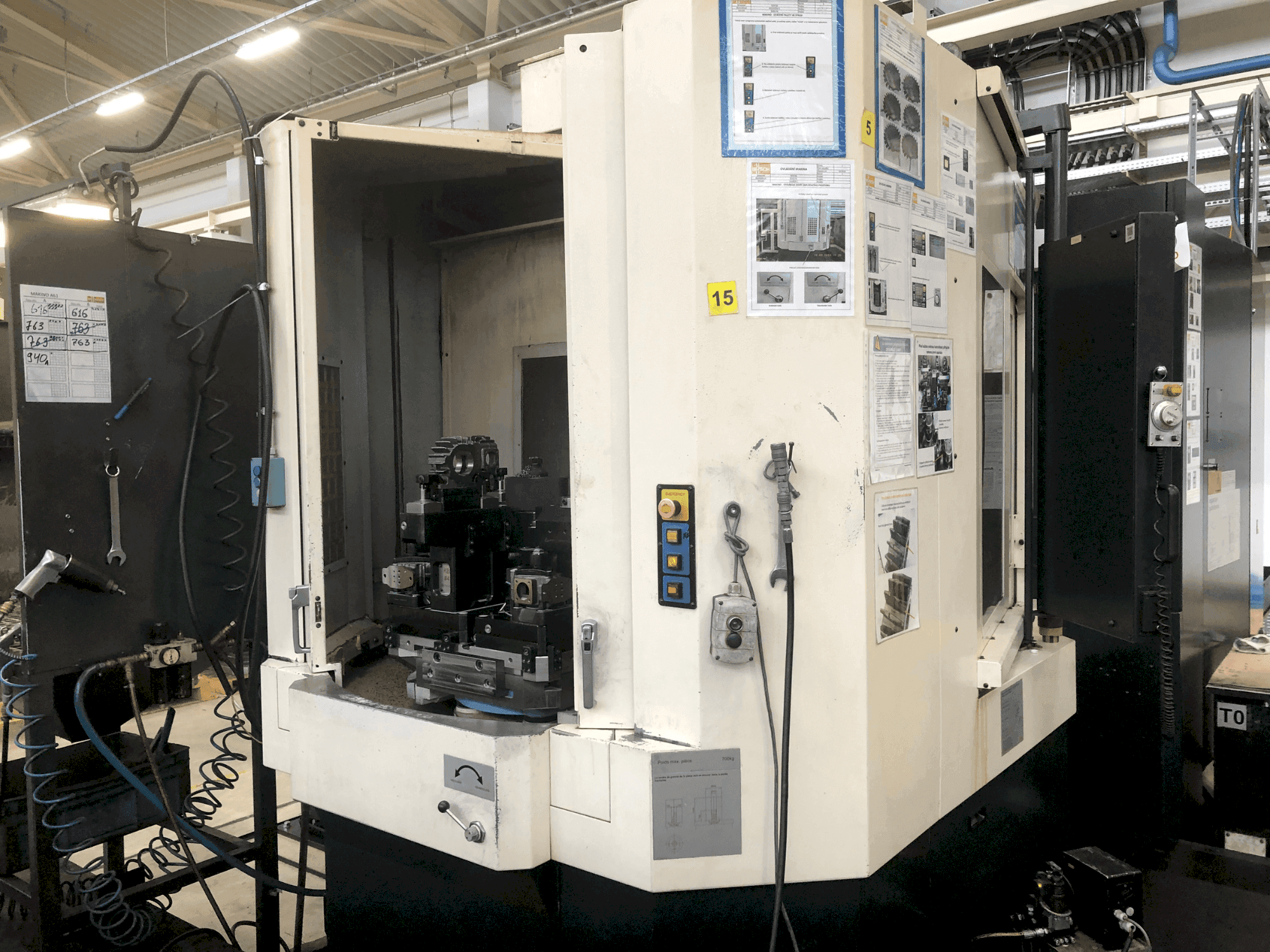 Vista Frontal da Makino a61-5XR máquina