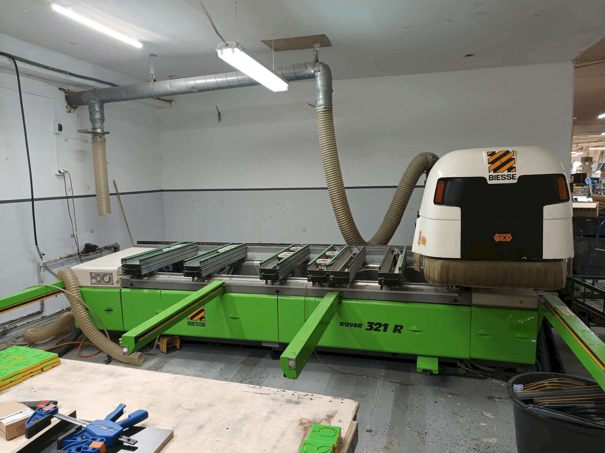 Vista Frontal da BIESSE Rover 321R máquina
