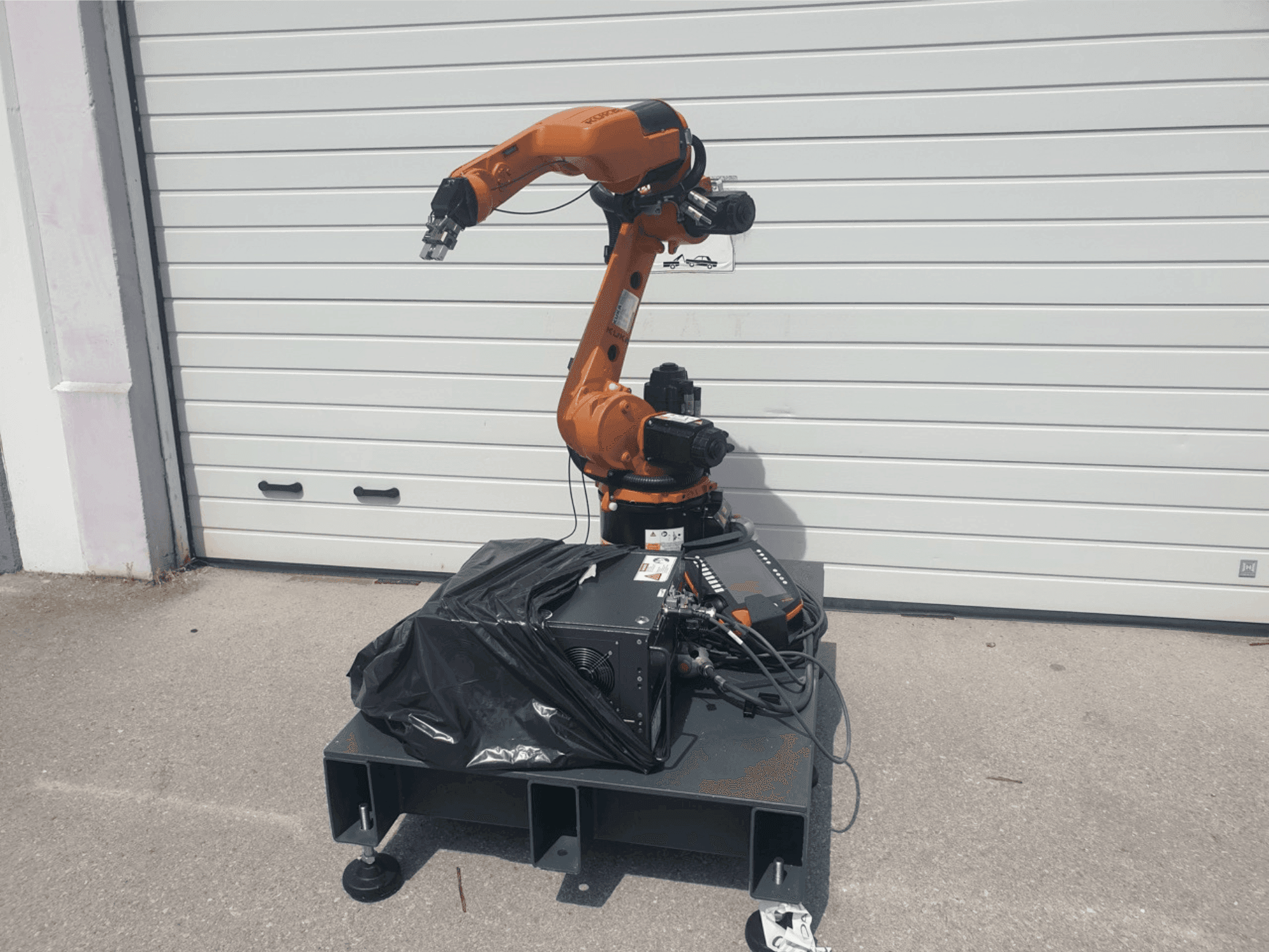 Vista Frontal da KUKA KR 8 R1420 máquina