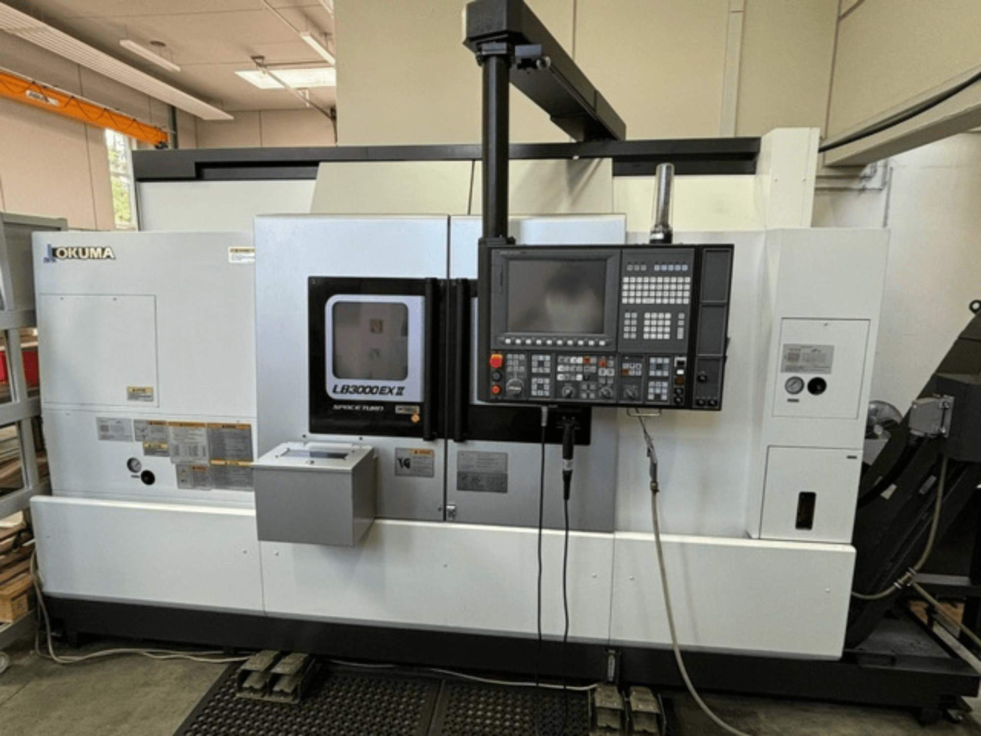 Okuma LB 3000 EXII máquina de tornear horizontal, vista frontal mostrando o painel de controlo e caraterísticas operacionais.