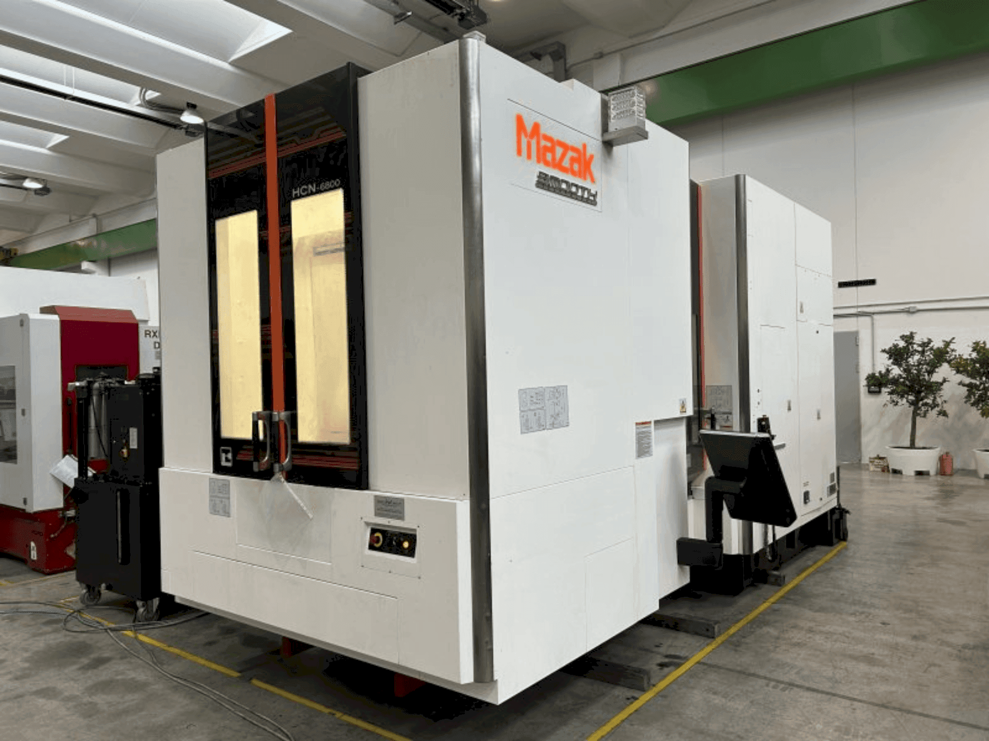 Vista Frontal da Mazak HCN-6800 máquina