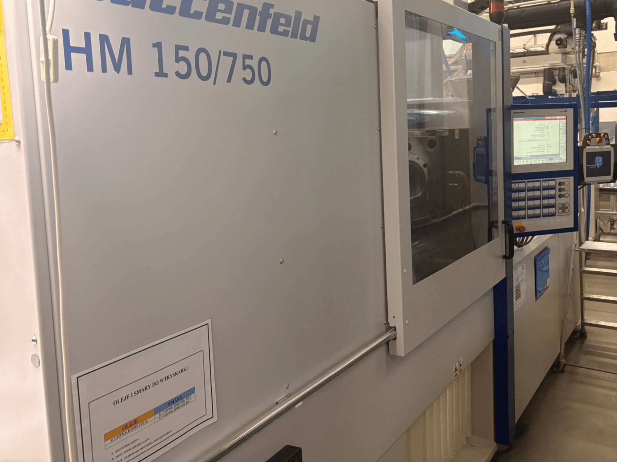 Máquina de moldagem por injeção Hoffer Maschinenbau HM 150/750, vista frontal, mostrando o painel de controlo e o visor operacional.