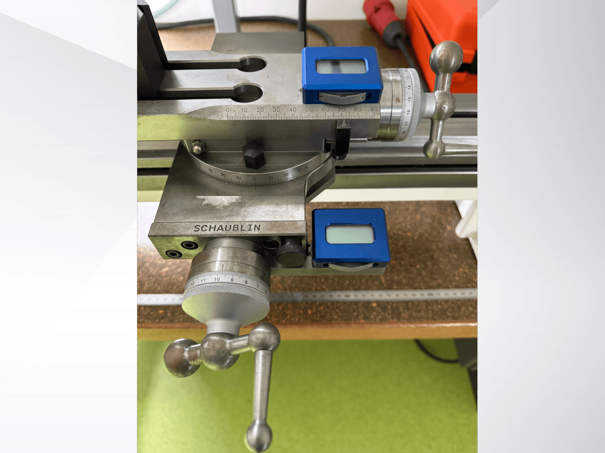 Comandos do torno horizontal SCHAUBLIN 102Mi W25, vista frontal, com mostradores e botões de medição numa superfície metálica.