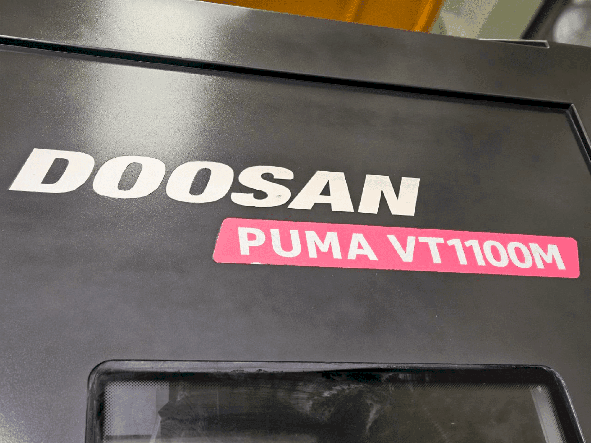 Vista Frontal da DOOSAN VT1100M máquina