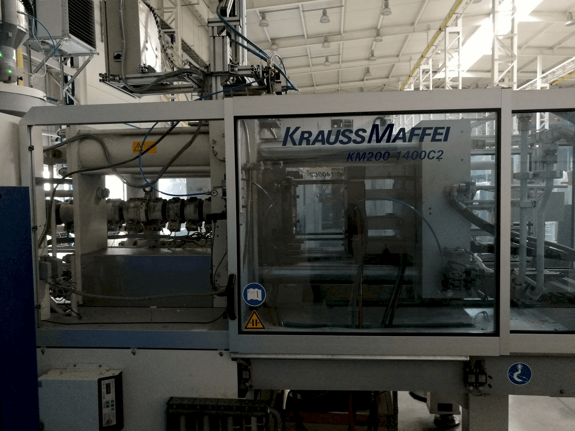 Vista Frontal da Krauss Maffei 200-1400 C2 máquina