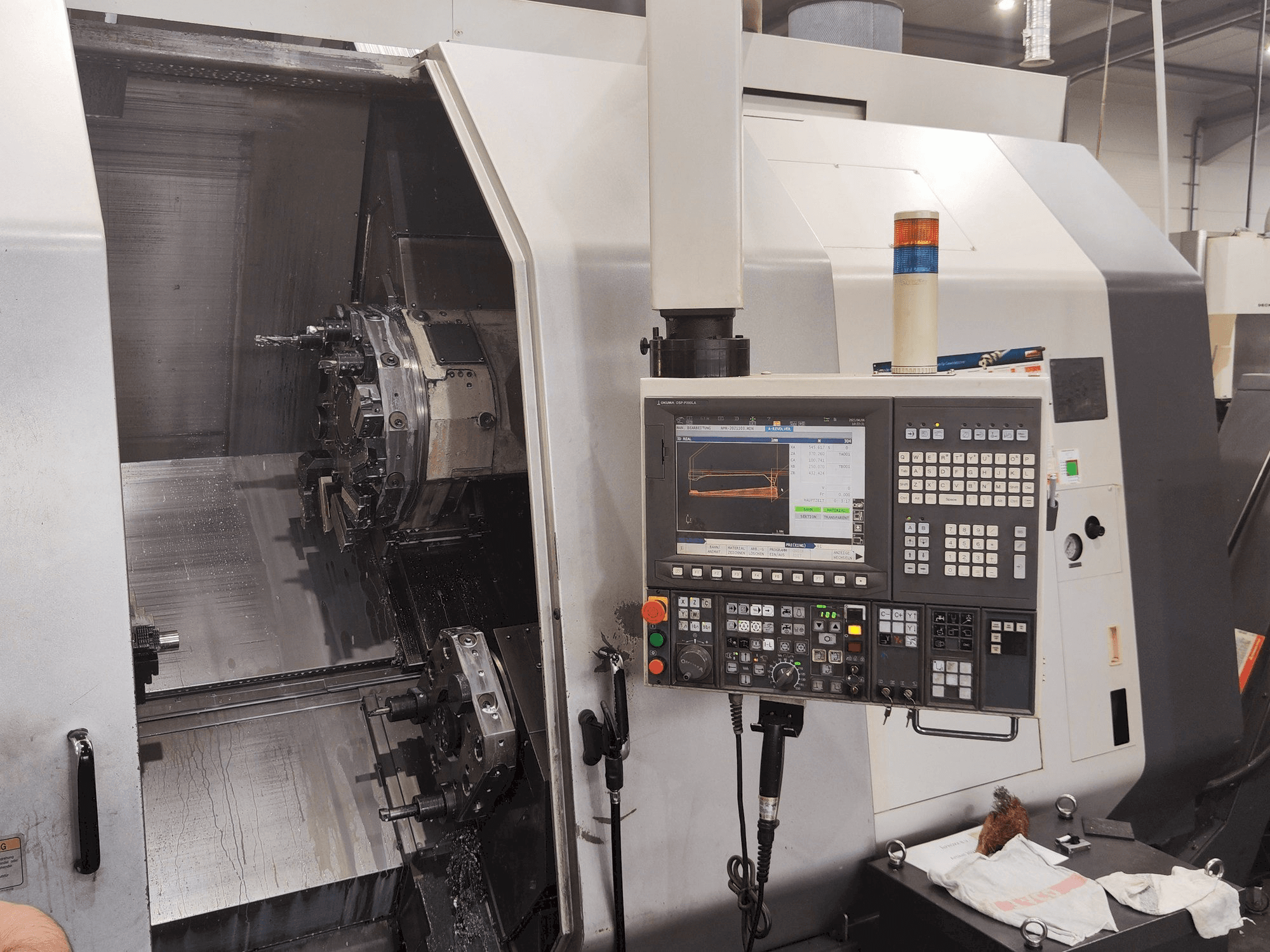 Vista Frontal da Okuma LU 300 MY máquina