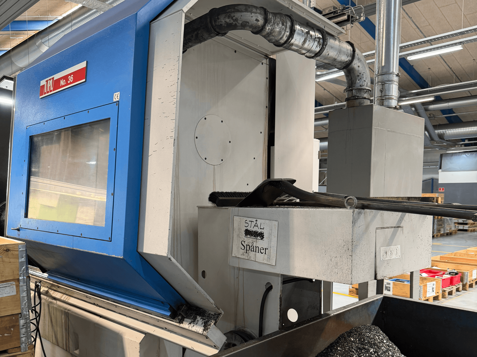 Máquina de torneamento horizontal, BOEHRINGER VDF 400 CM, vista lateral mostrando o painel de controlo e a área de recolha de material.