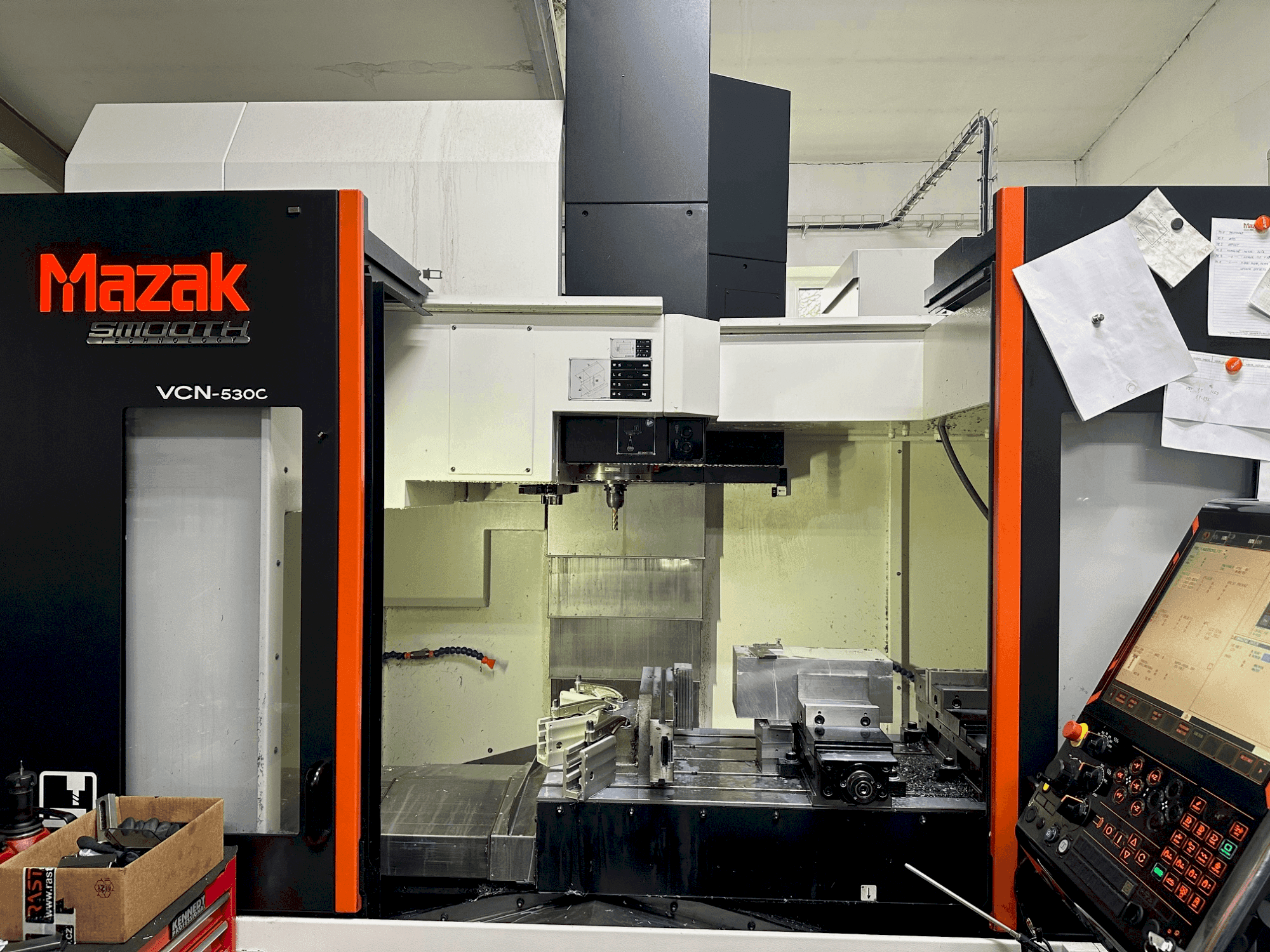 Vista Frontal da Mazak VCN-530C máquina