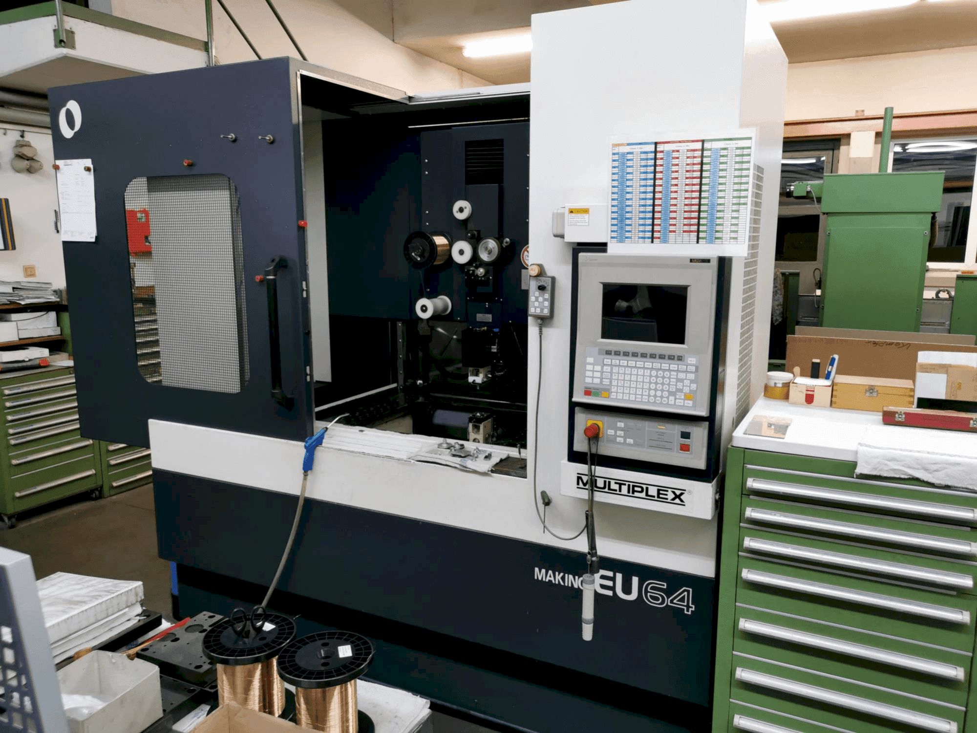 Vista Frontal da Makino EU64 máquina