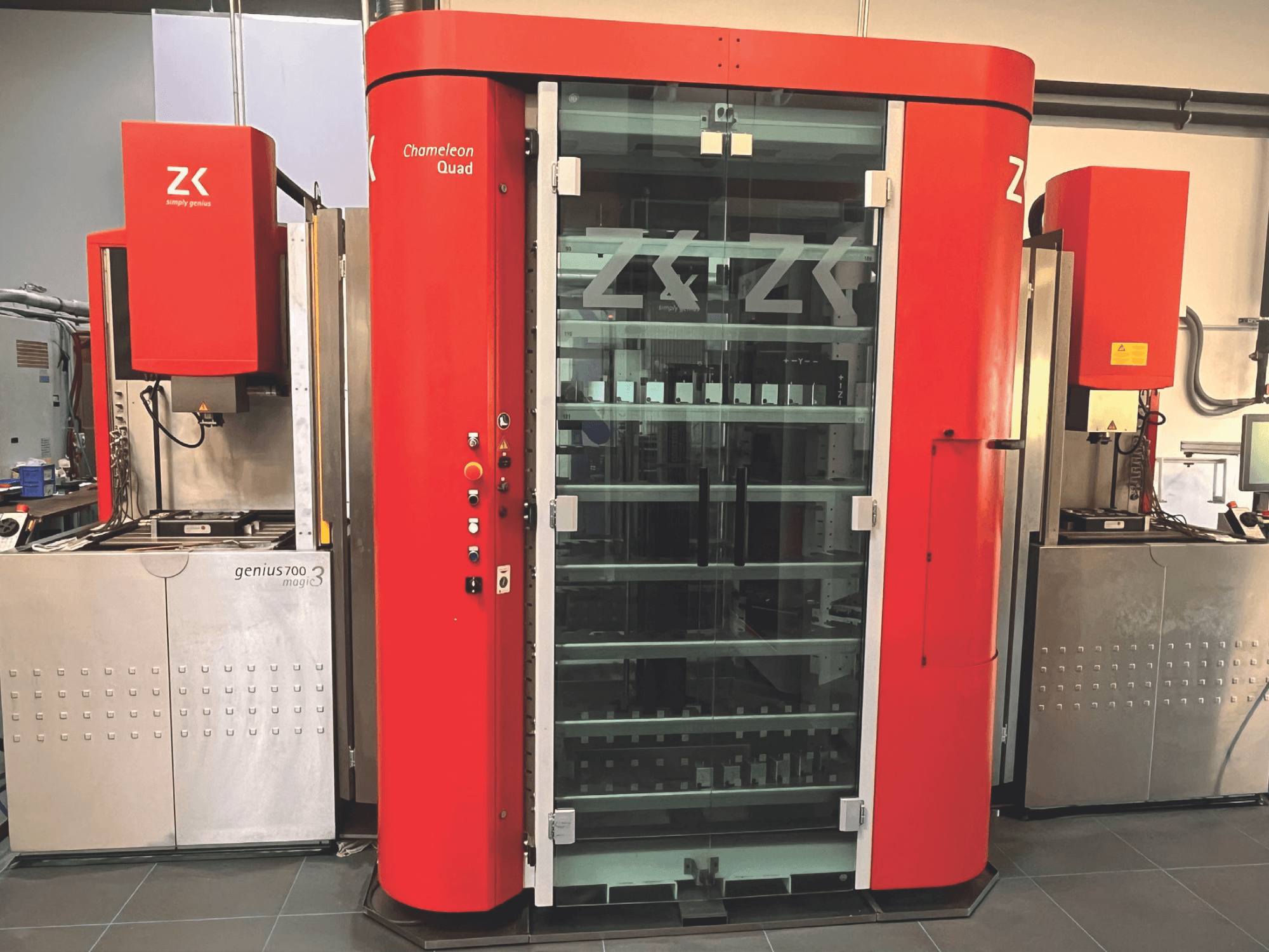 ZK Chameleon Quad, vista frontal, com exterior vermelho, prateleiras de vidro e unidade Genius 700 Magic 3 adjacente com painel de controlo.